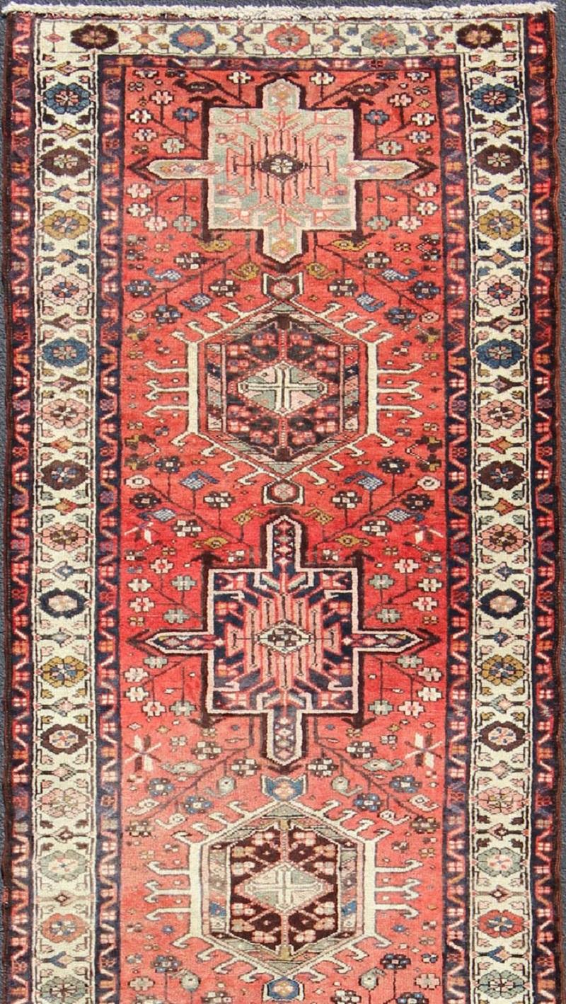 Weichroter persischer Karadjeh-Läufer mit geometrischem Medaillon, Vintage (Persisch) im Angebot