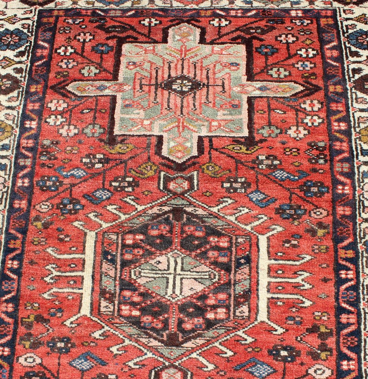 Weichroter persischer Karadjeh-Läufer mit geometrischem Medaillon, Vintage (Mitte des 20. Jahrhunderts) im Angebot