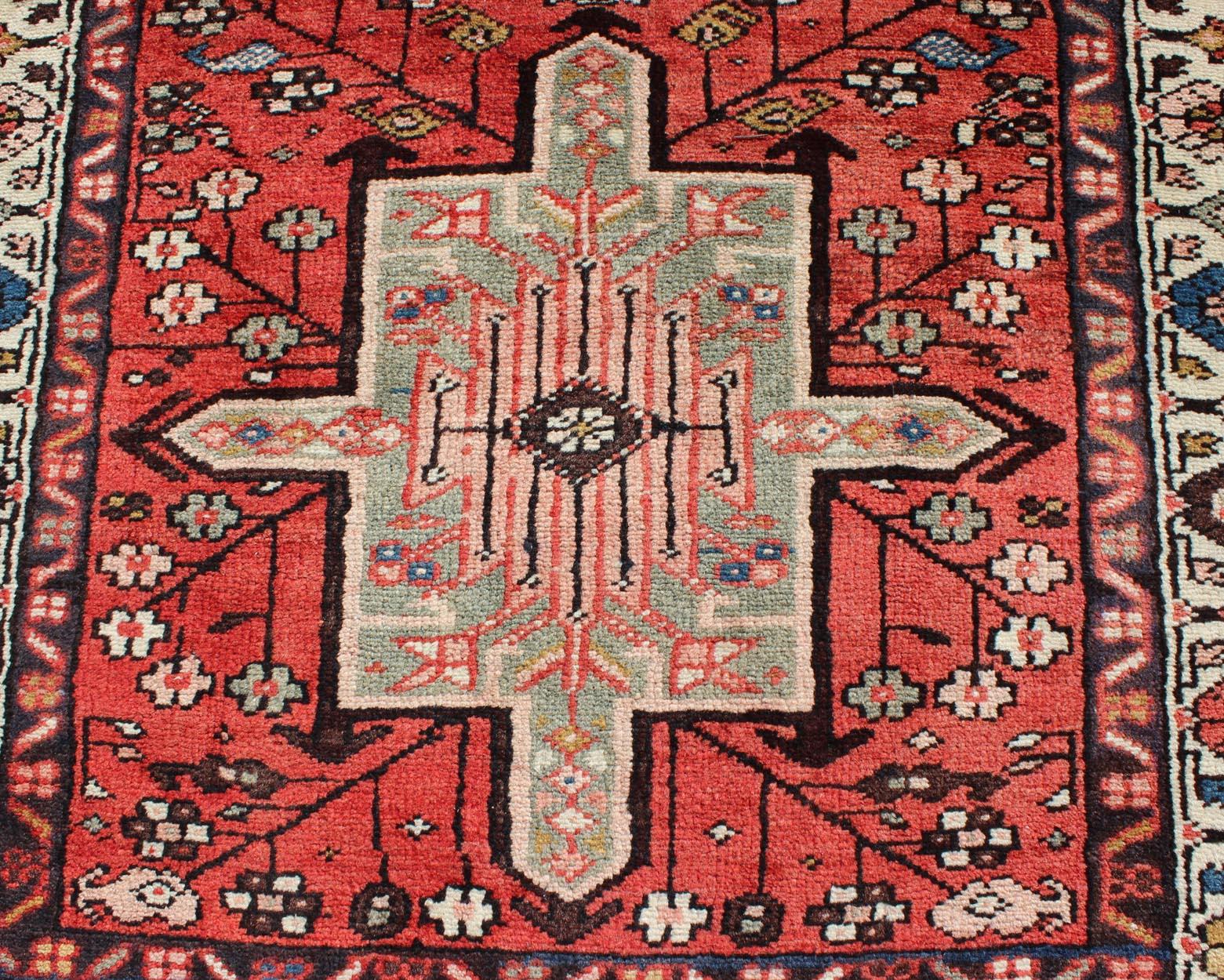 Weichroter persischer Karadjeh-Läufer mit geometrischem Medaillon, Vintage (Wolle) im Angebot