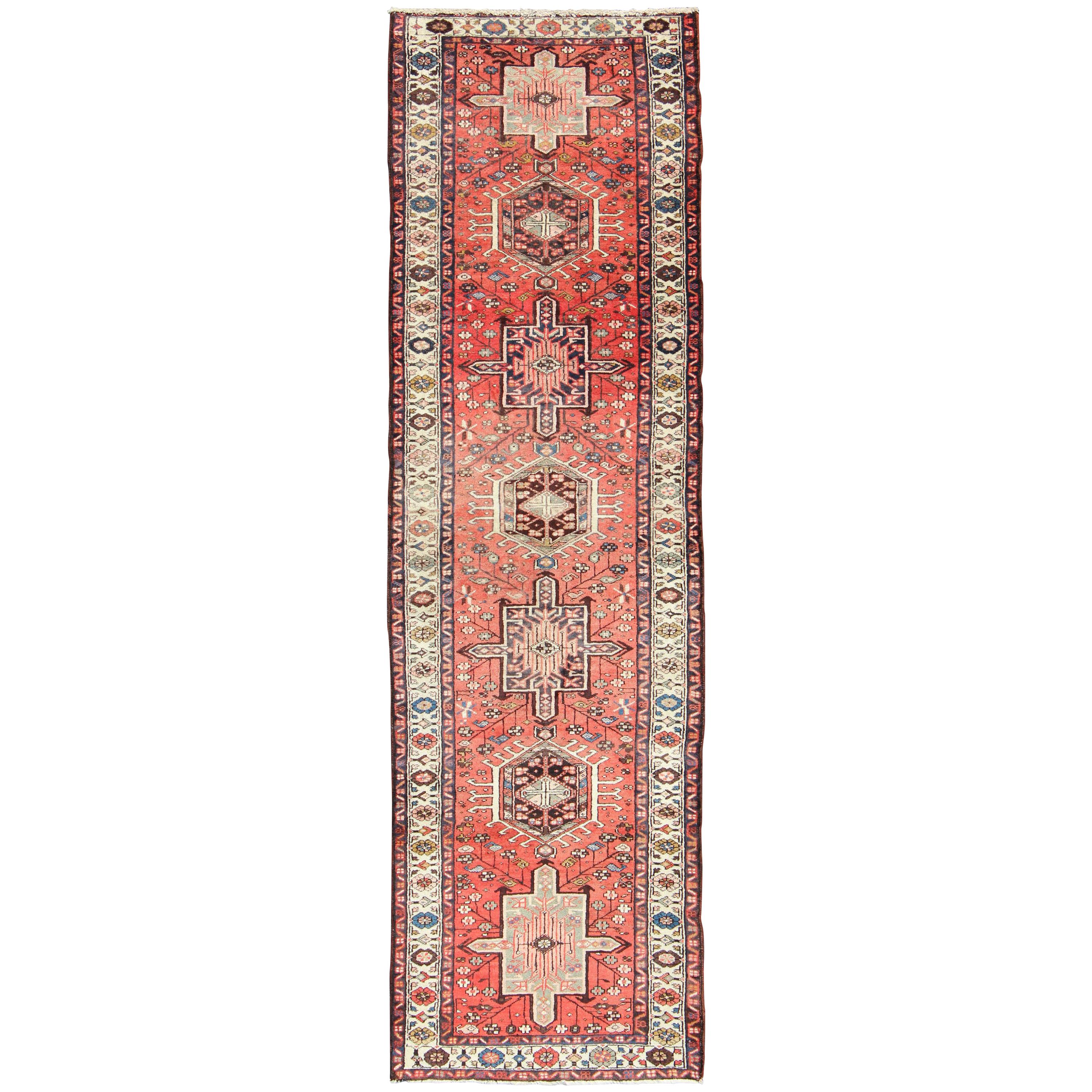 Tapis de couloir vintage persan Karadjeh rouge doux à médaillons géométriques