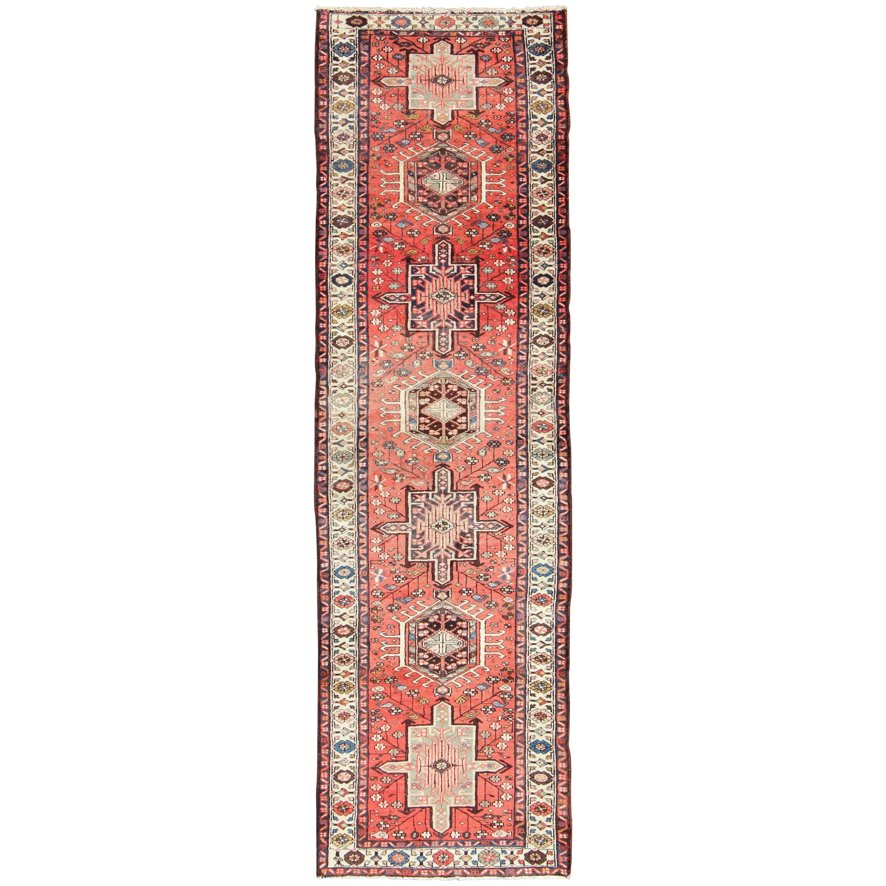 Weichroter persischer Karadjeh-Läufer mit geometrischem Medaillon, Vintage im Angebot