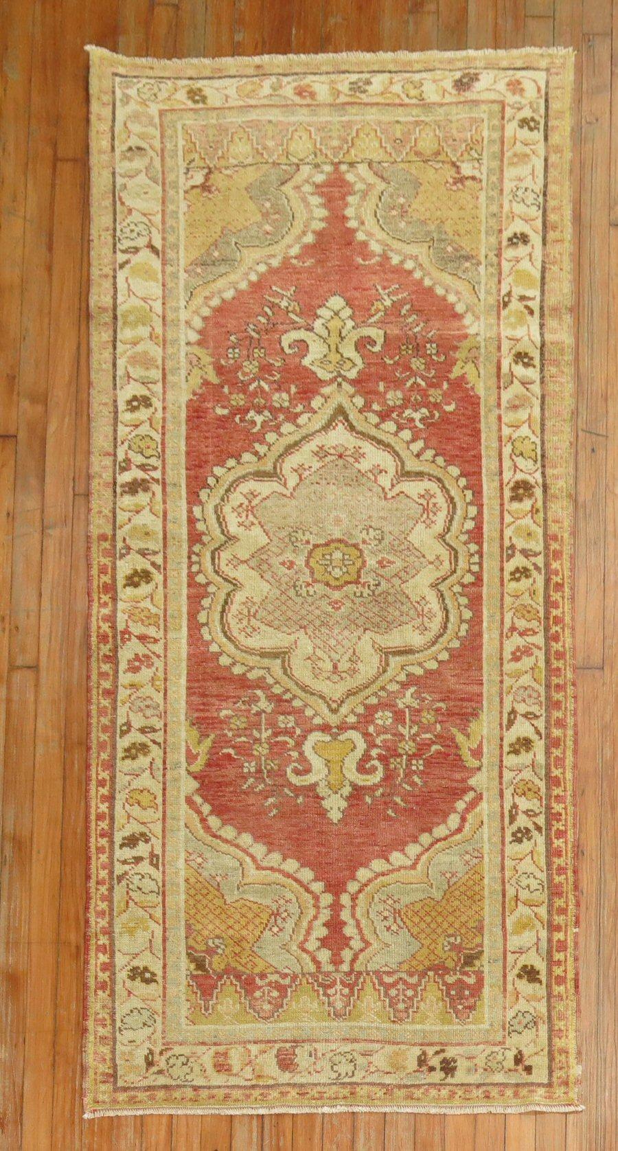 Roter, formaler, traditioneller türkischer Teppich aus der Mitte des 20. Jahrhunderts. 

Maße: 3'2'' x 6'6''.