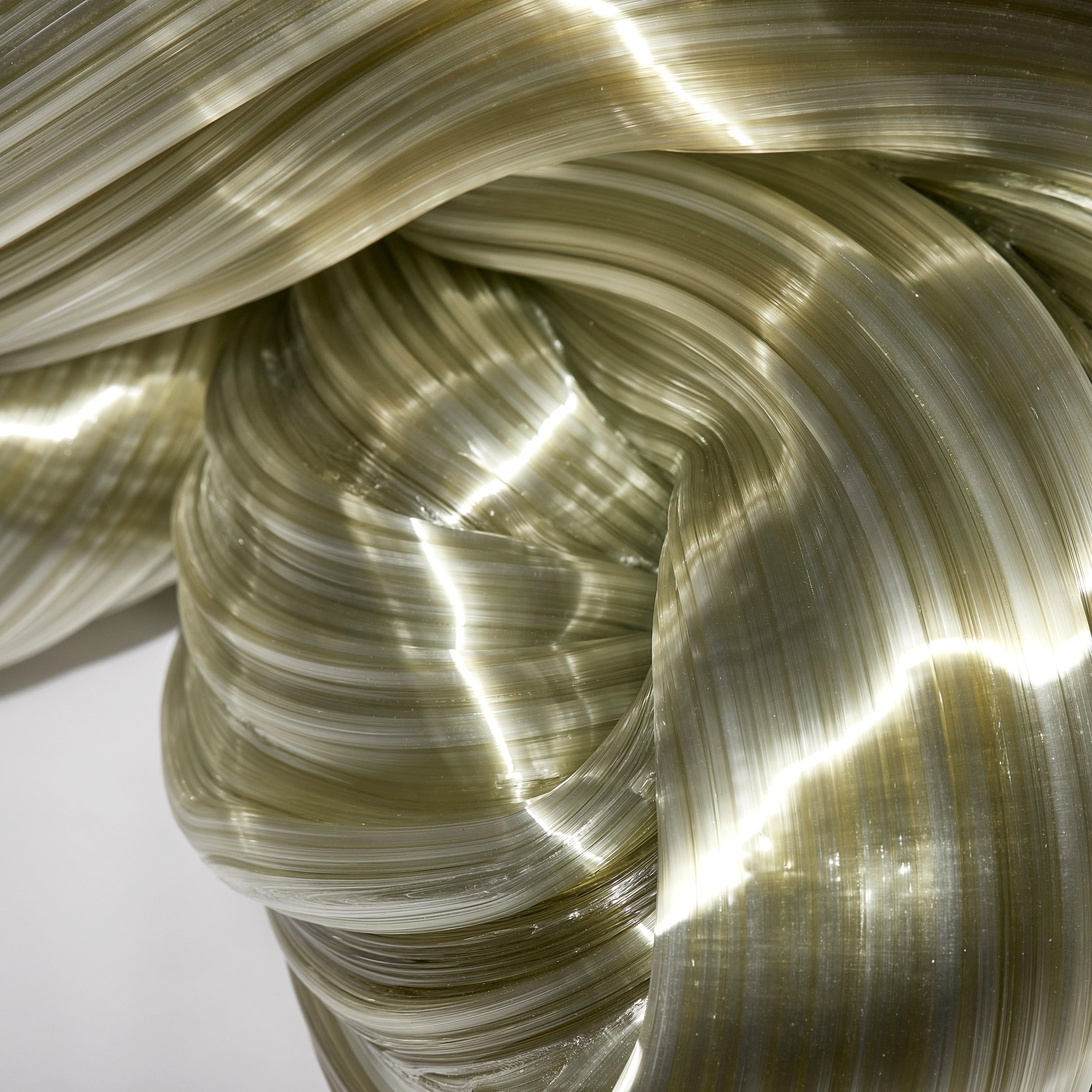Soft Rock in Olive, geriffeltes, abstraktes Glaskunstwerk aus Zuckerrohr von Maria Bang Espersen im Zustand „Neu“ im Angebot in London, GB