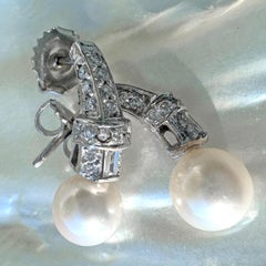 Akoya-Perlen-Tropfenohrringe "Soft Shoulders" mit geschwungenen Diamanten und Weißgoldspitzen