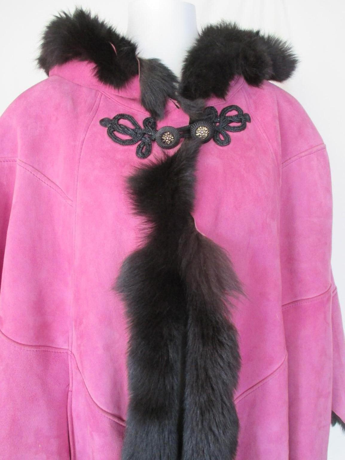 This hooded soft suede leather cape with sleeves, 1 closing hook and 2 pockets, is very warm and comfortable to wear.
Color is pink outside/black inside, made in Italy.
This cape is in pre owned condition.
Size is M/L 

note that vintage items are