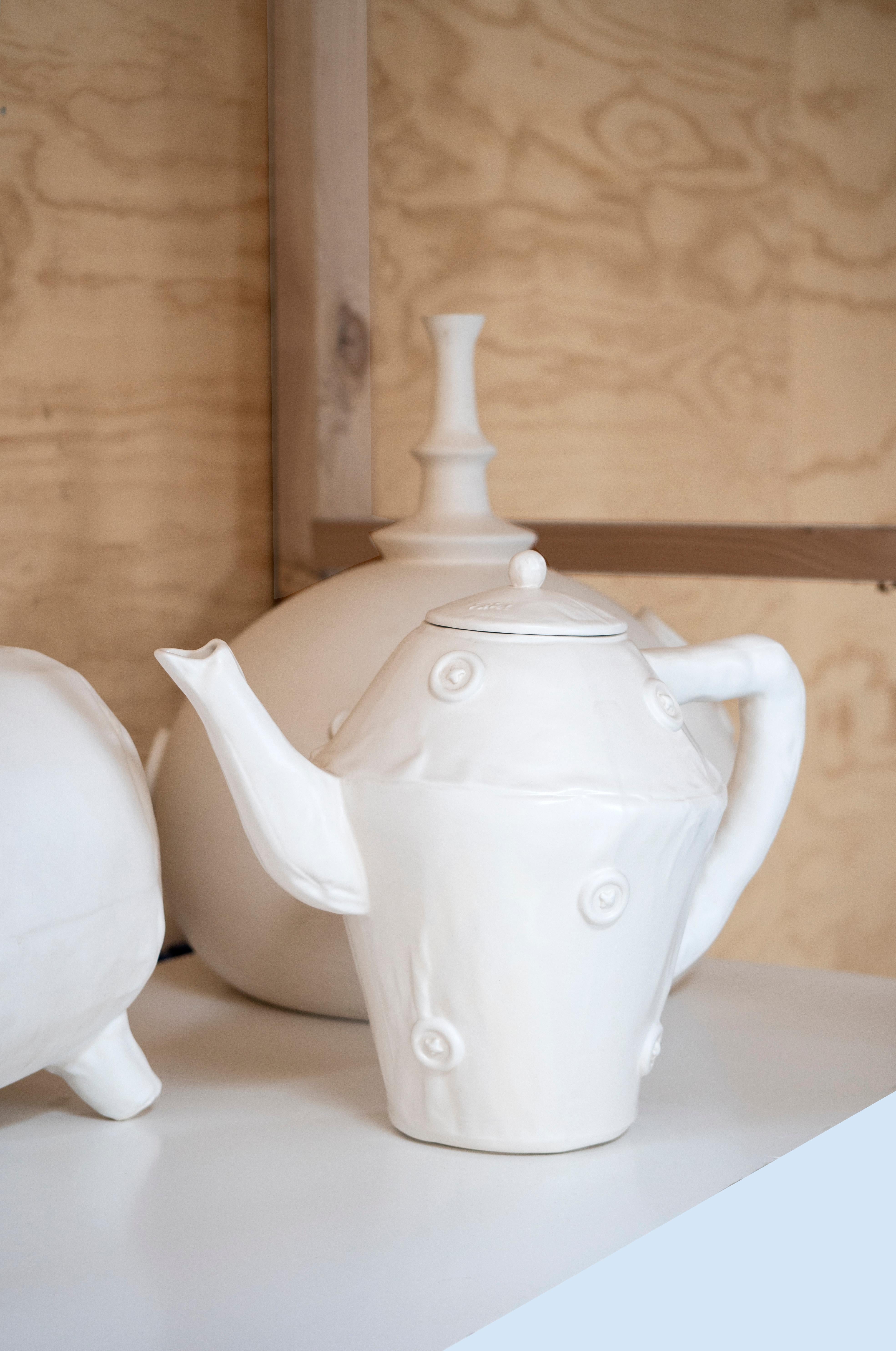 Weiche Teekanne:: Weiße keramik (Moderne) im Angebot