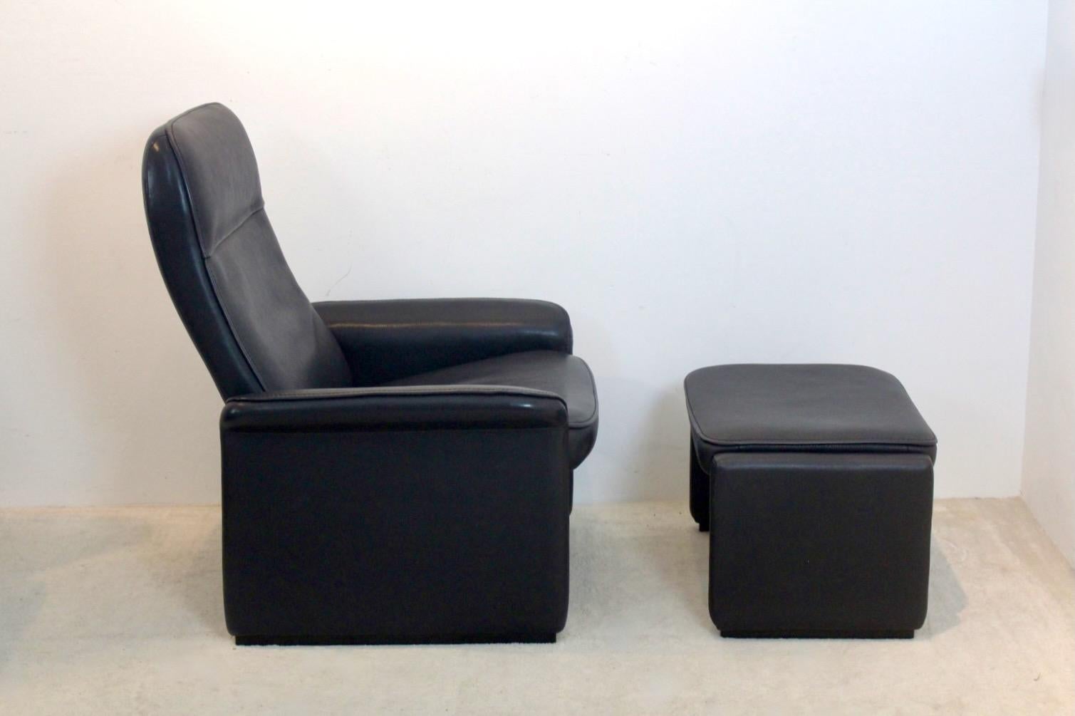 Außergewöhnlicher De Sede DS-50 verstellbarer Loungesessel mit Ottomane aus dickem schwarzem Büffelleder. Das feine Leder ist in sehr gutem Zustand, gereinigt und verstärkt und hat eine schöne Patina. Hergestellt in den 70er Jahren auf einem