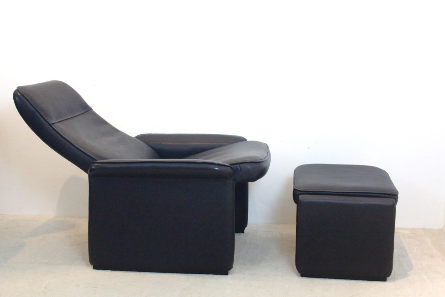 De Sede DS-50 verstellbarer Loungesessel mit Ottomane aus weichem, dickem schwarzem Leder (Moderne der Mitte des Jahrhunderts) im Angebot