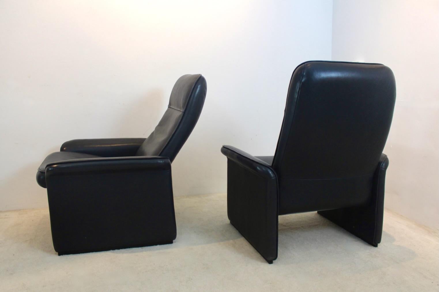 De Sede DS-50 verstellbarer Loungesessel mit Ottomane aus weichem, dickem schwarzem Leder im Zustand „Gut“ im Angebot in Voorburg, NL