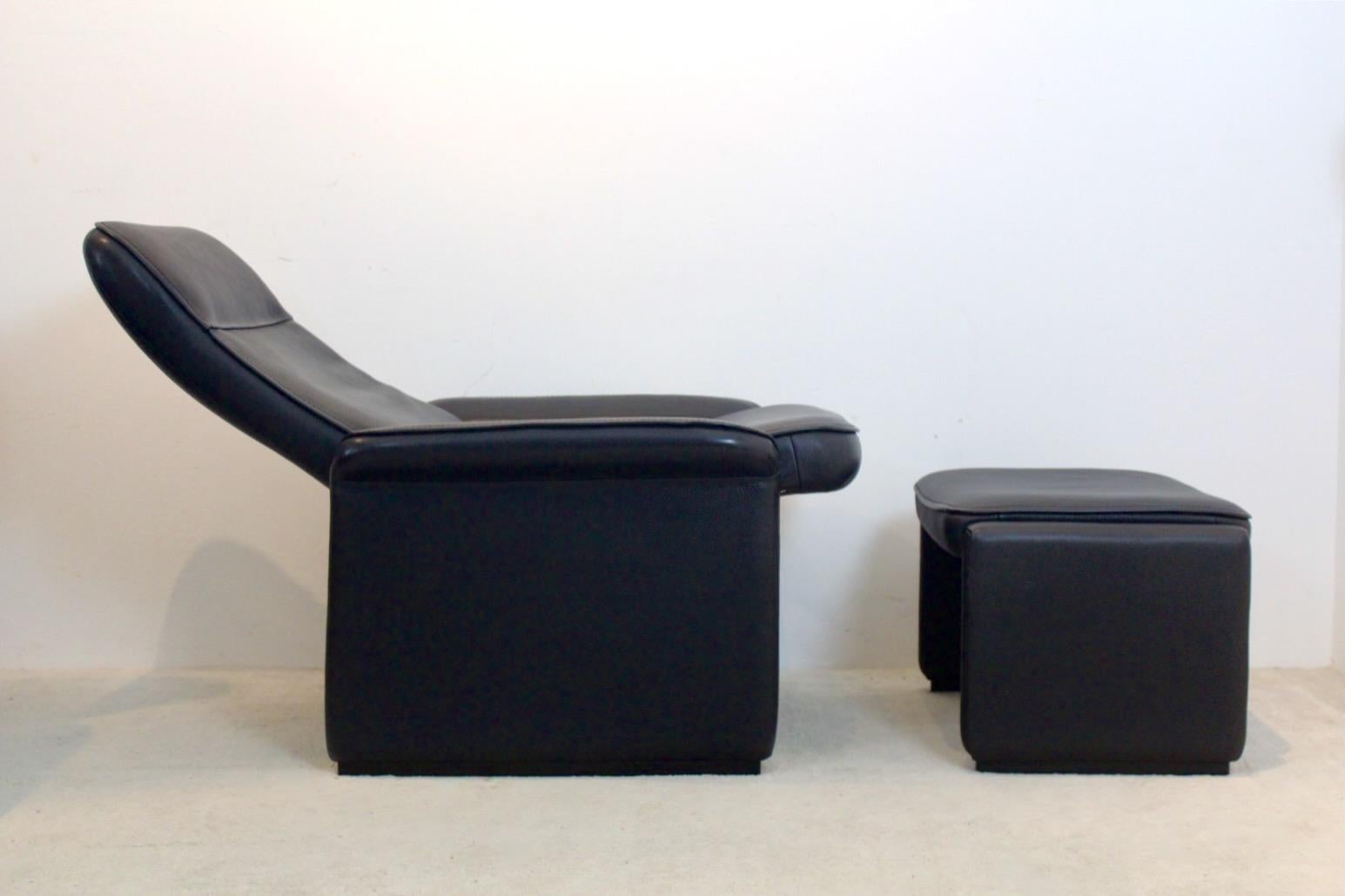 De Sede DS-50 verstellbarer Loungesessel mit Ottomane aus weichem, dickem schwarzem Leder im Angebot 1