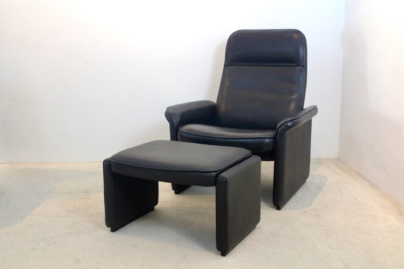 De Sede DS-50 verstellbarer Loungesessel mit Ottomane aus weichem, dickem schwarzem Leder im Angebot 2