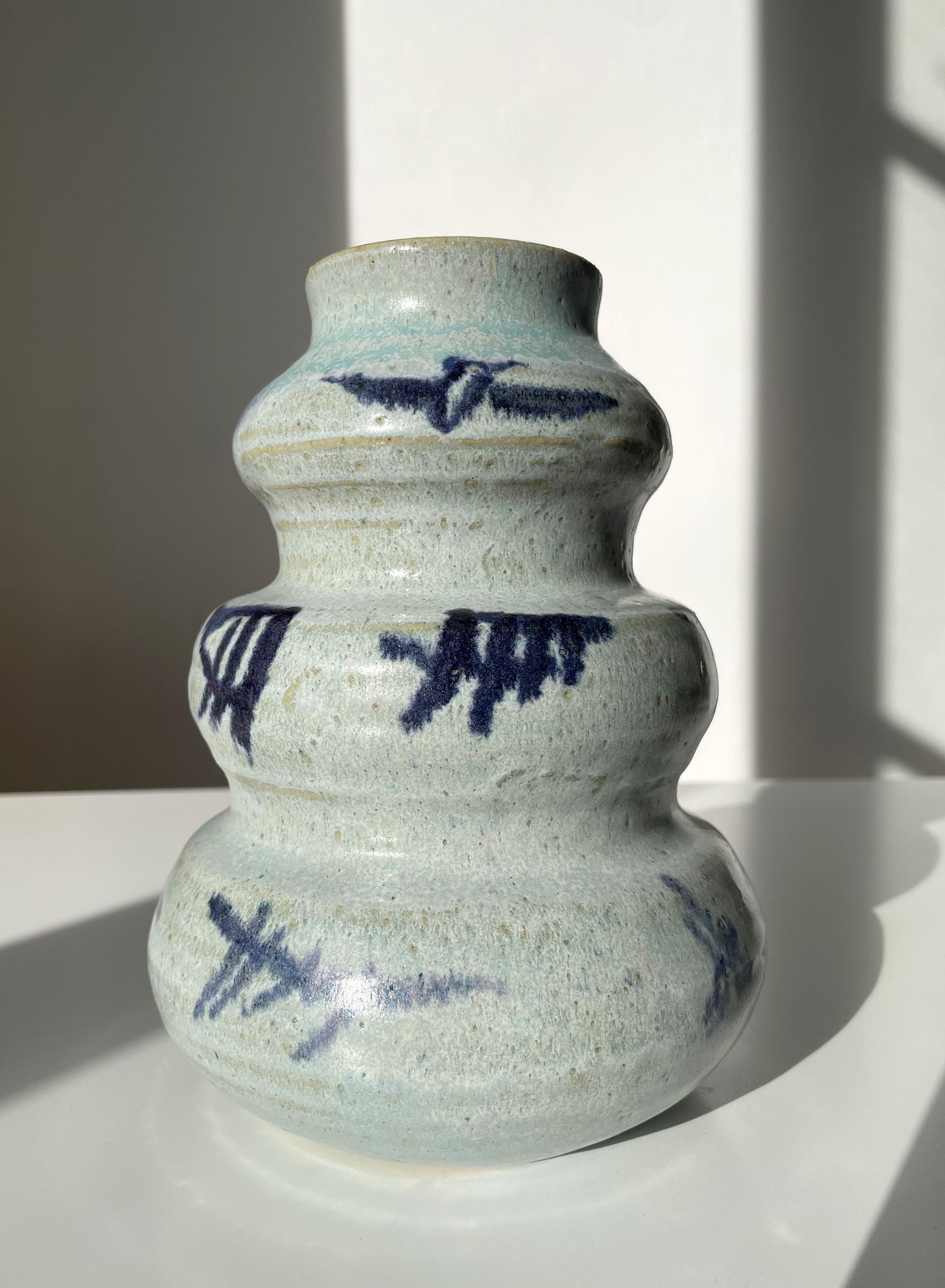 Jarrón de cerámica modernista azul claro con gradas blandas de los años 80 Escandinavo moderno en venta