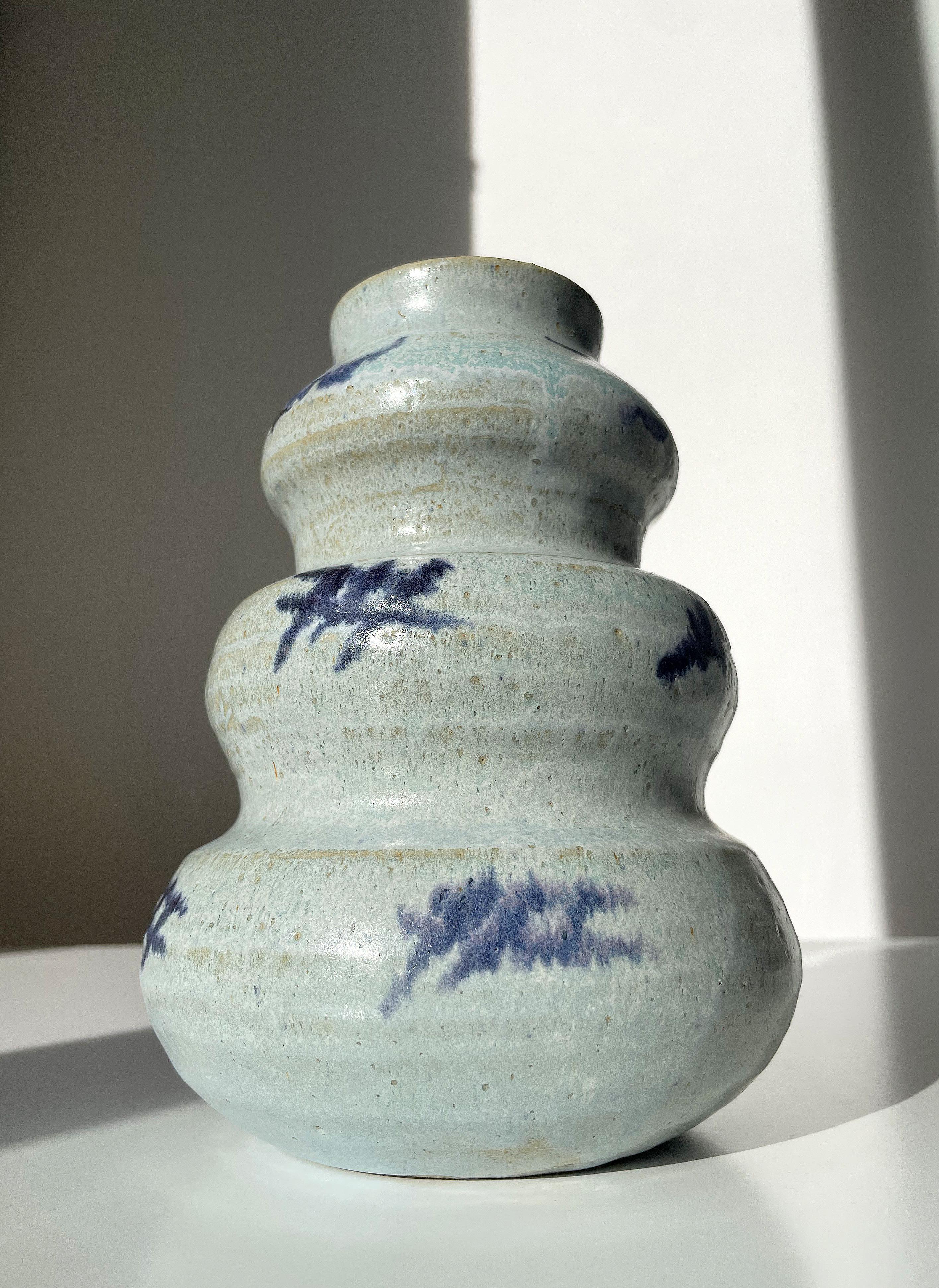 Jarrón de cerámica modernista azul claro con gradas blandas de los años 80 siglo XX en venta
