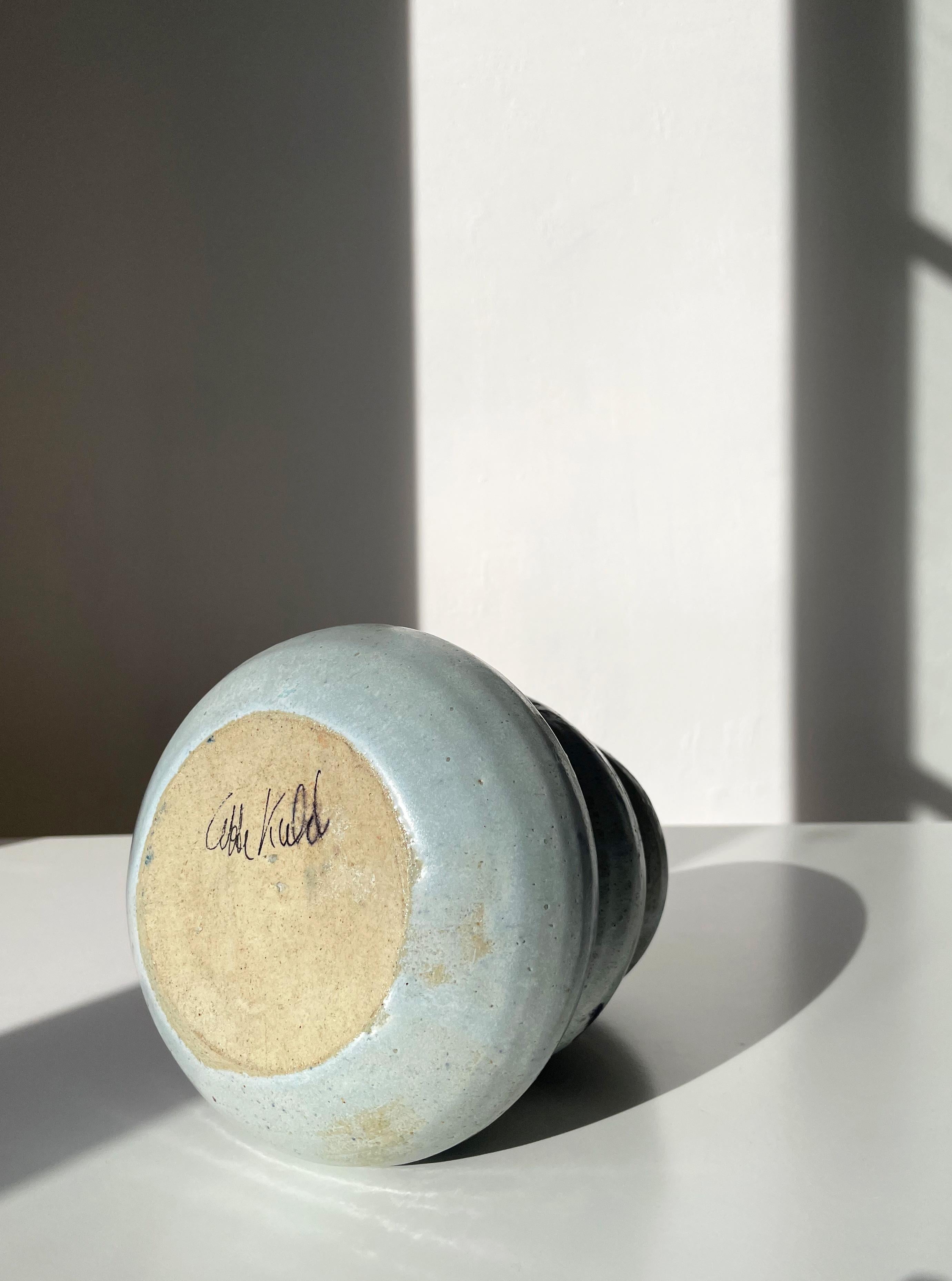 1980er Jahre Soft Tiered Light Blue Keramik Vase im Angebot 1