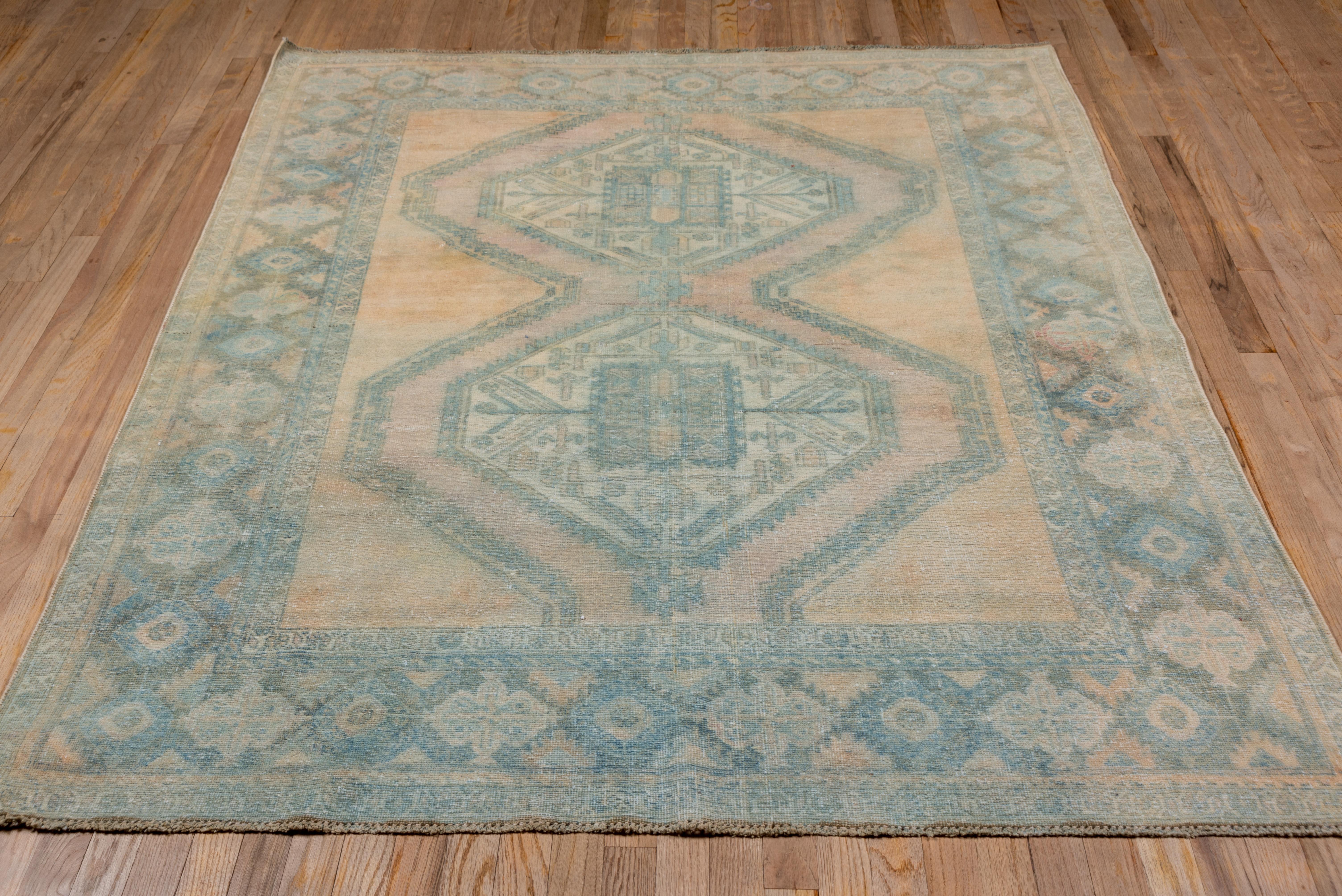 Persischer Afshar-Teppich mit weichem Stammesmotiv, Blau & Beige Palette (Handgeknüpft) im Angebot