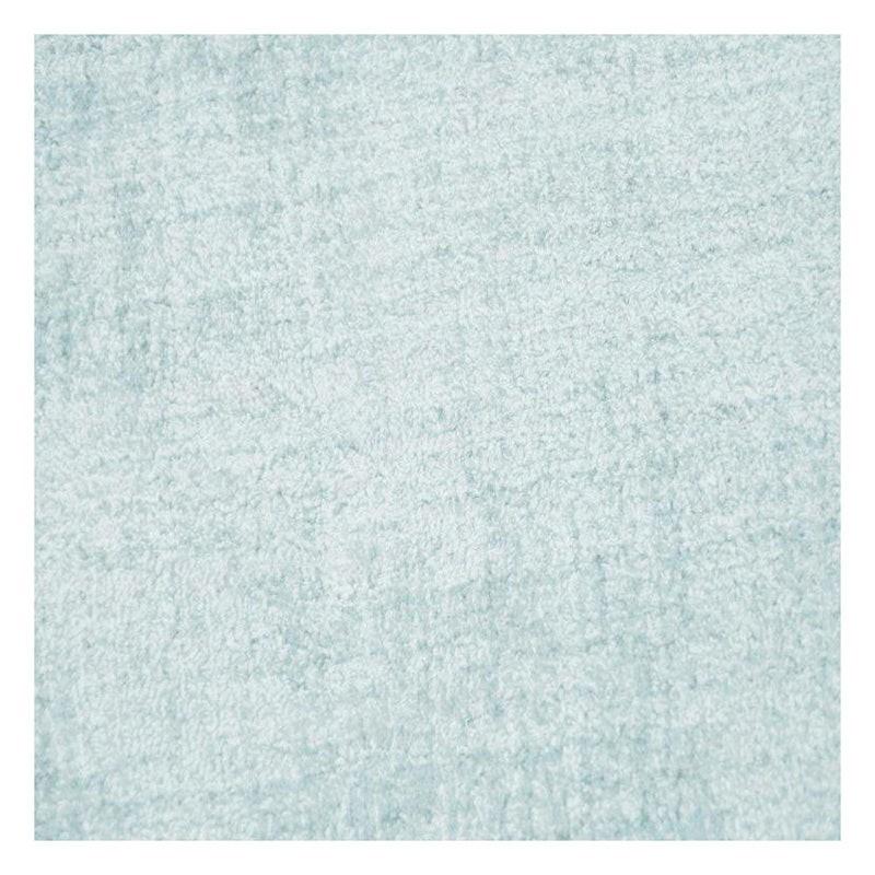 Rug made by hand in 100% silk from our Smooth collection. Measures: 3.00 x 2.50 m.
- Made in a single range that varies in shade according to the incidence of light on the hair of the rug.
- The texture is magnificent, bringing luxury and modernity