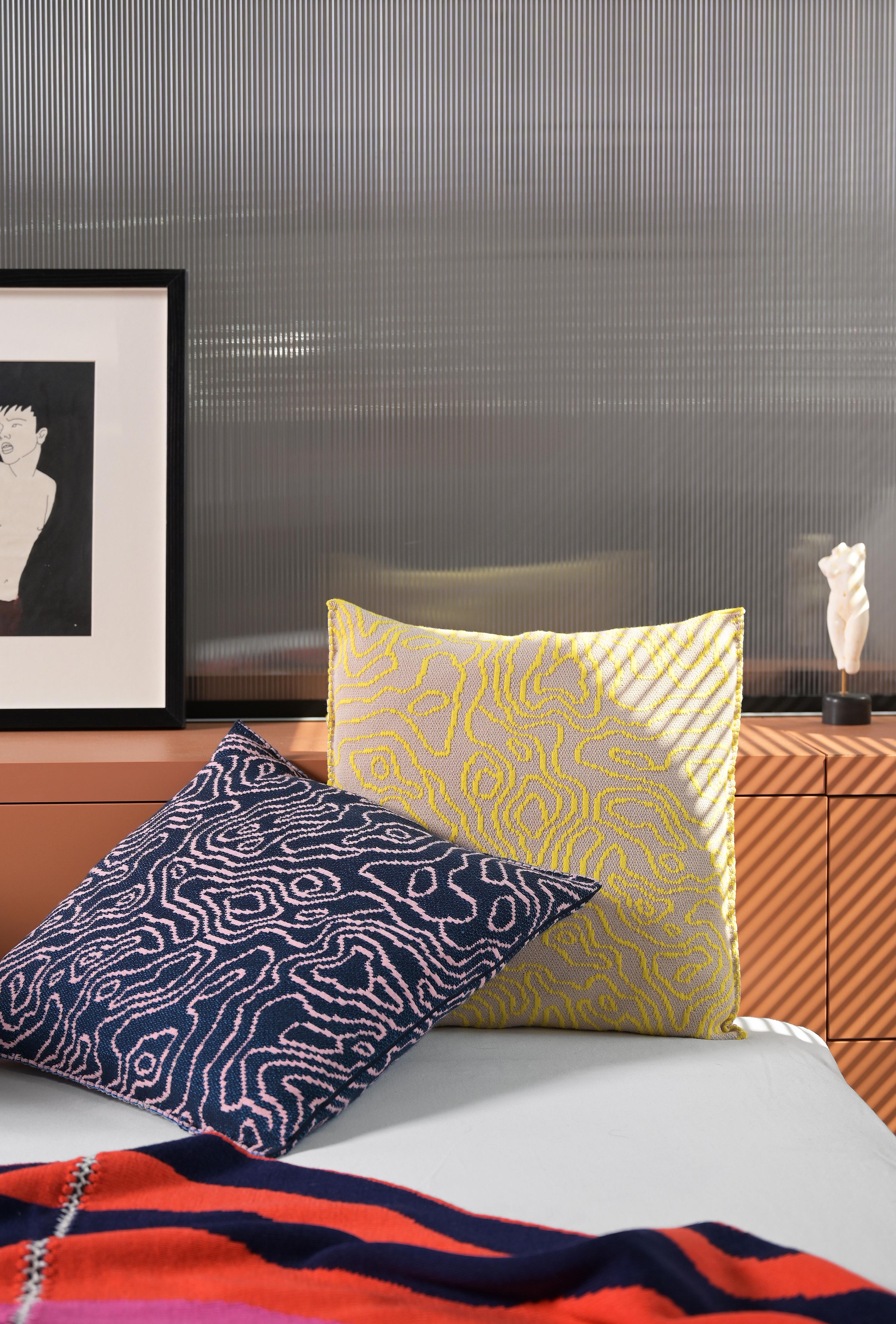 Taie d'oreiller en viscose douce, marine/rose Neuf - En vente à Berlin, DE