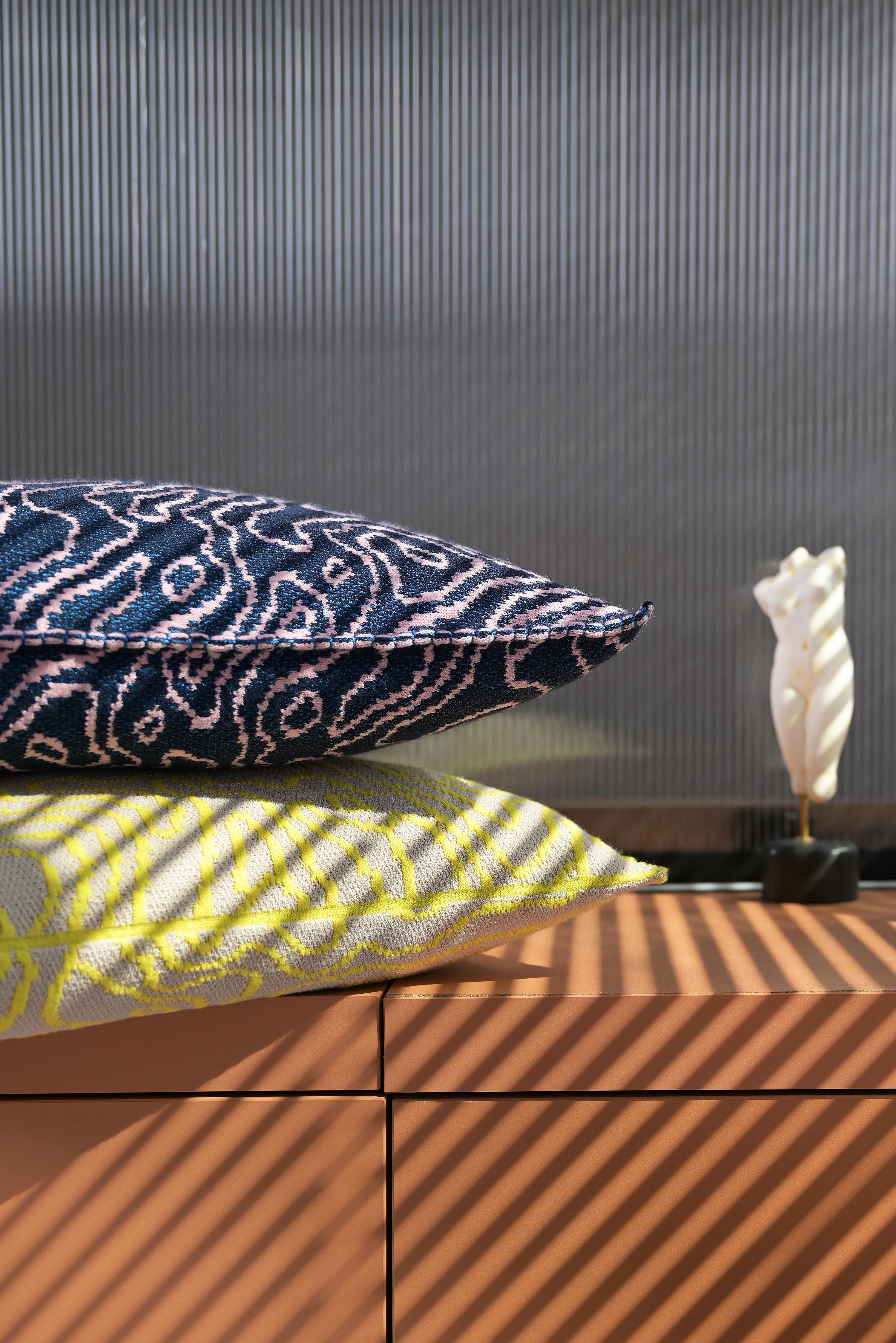 XXIe siècle et contemporain Taie d'oreiller en viscose douce, marine/rose en vente