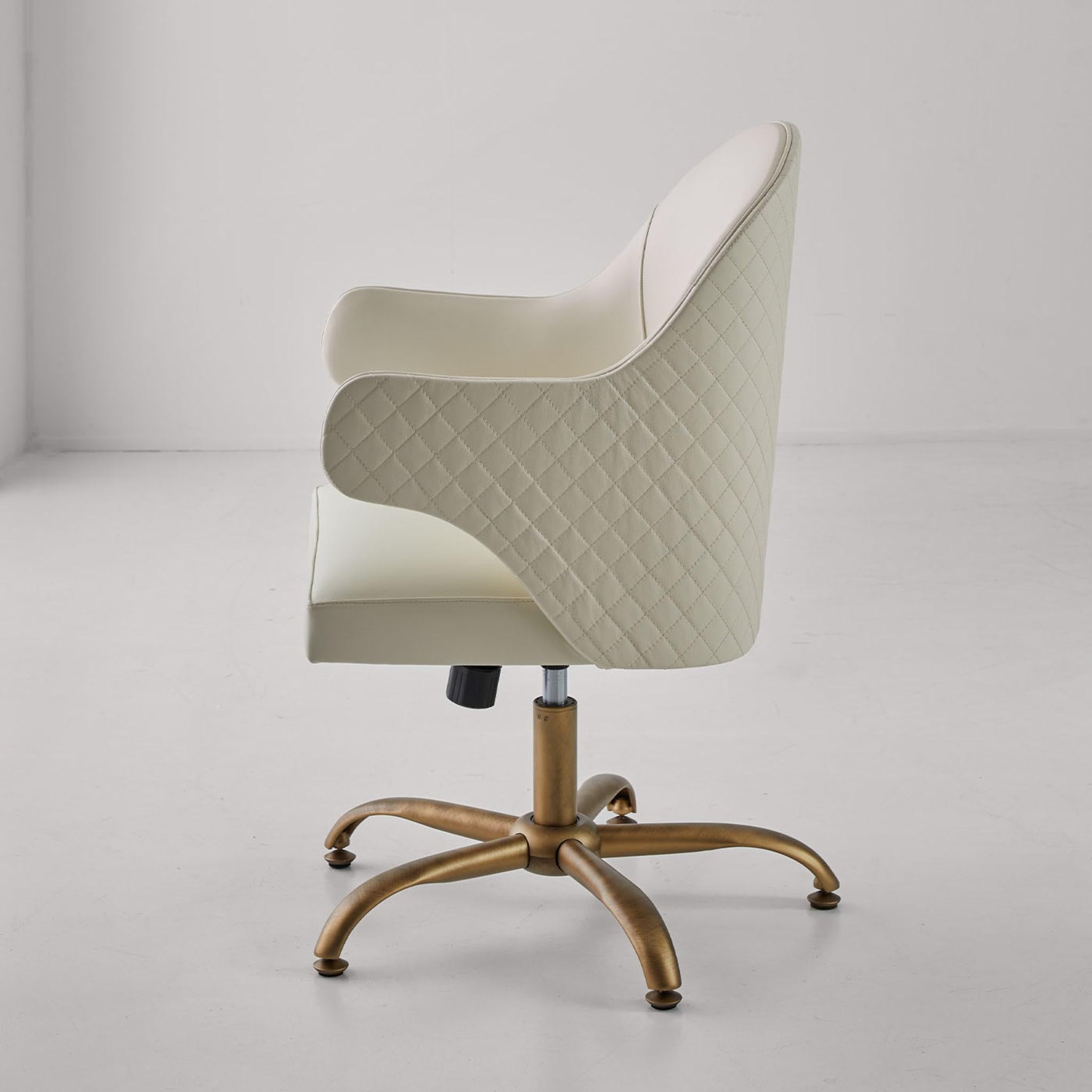 Swivel and height-adjustable chair with bronze lacquered base and entirely upholstered in leather with quilting on the back.