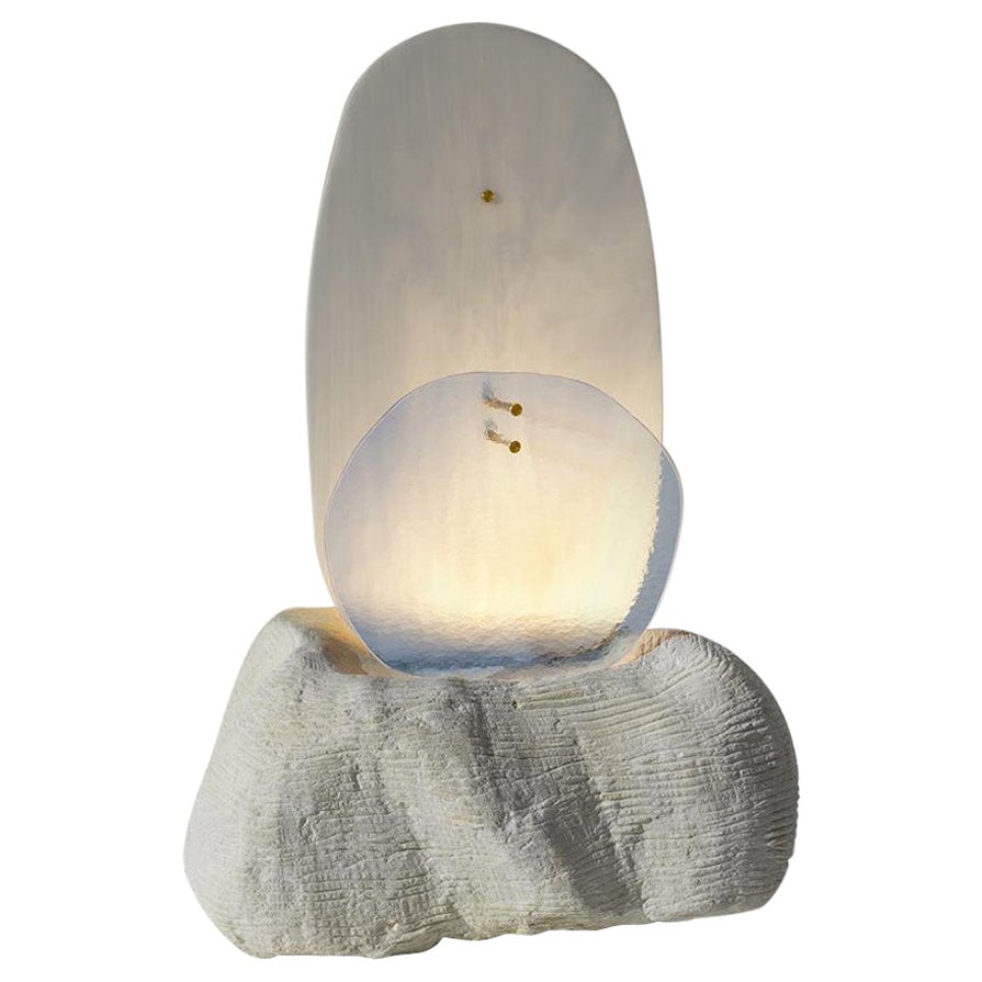 Sculpture lumineuse en verre translucide blanc et pierre naturelle de Marie Jeunet