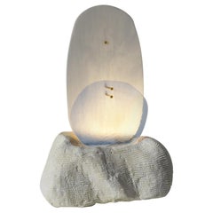 Sculpture lumineuse en verre translucide blanc et pierre naturelle de Marie Jeunet