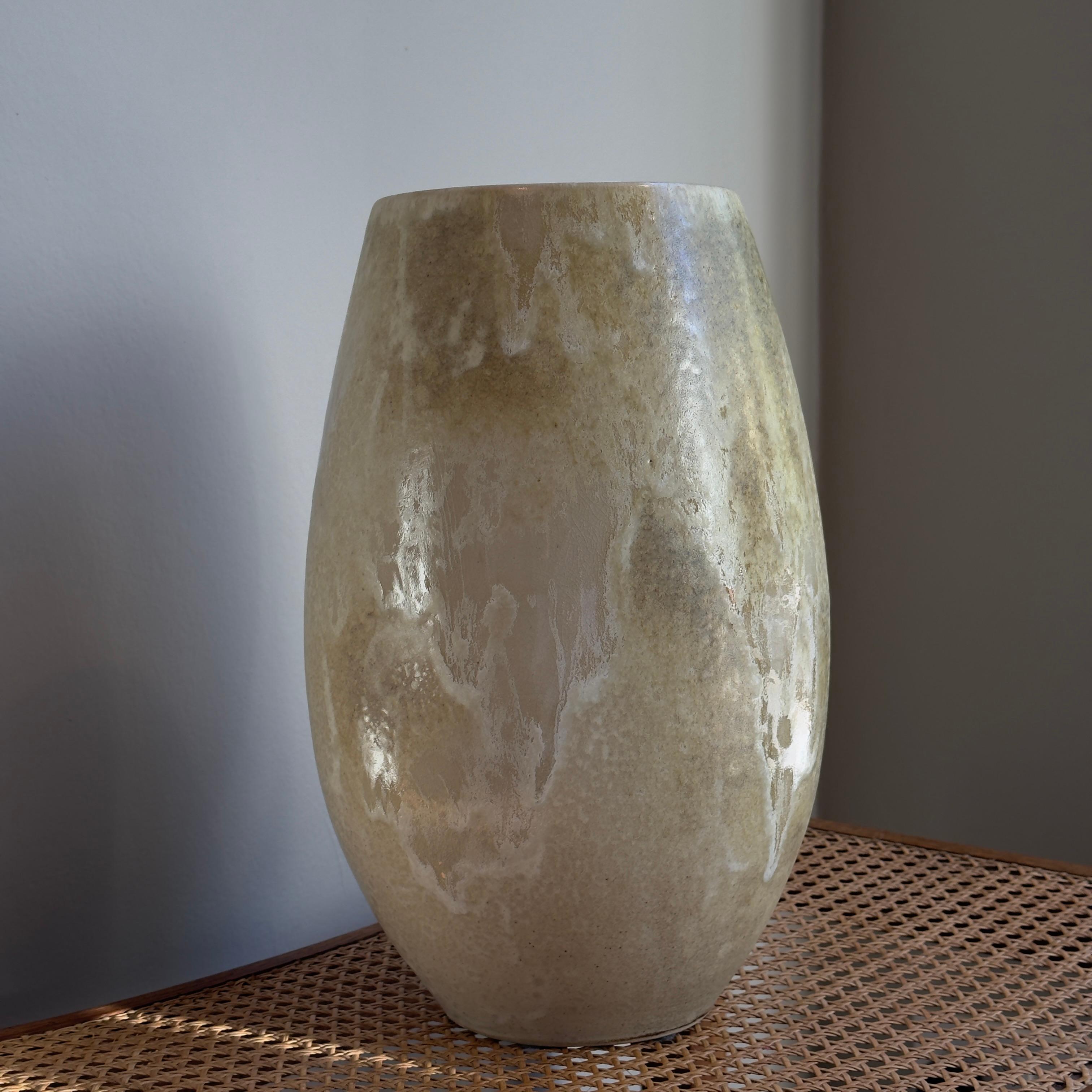 Eine runde, mittelgroße Vase, hergestellt und entworfen in Dänemark von K H Würtz. 

Die Glasur dieses einzigartigen Kunstwerks aus der kleinen dänischen Werkstatt bringt die leicht konische Form des Gefäßes kunstvoll zur Geltung; ein sanftes