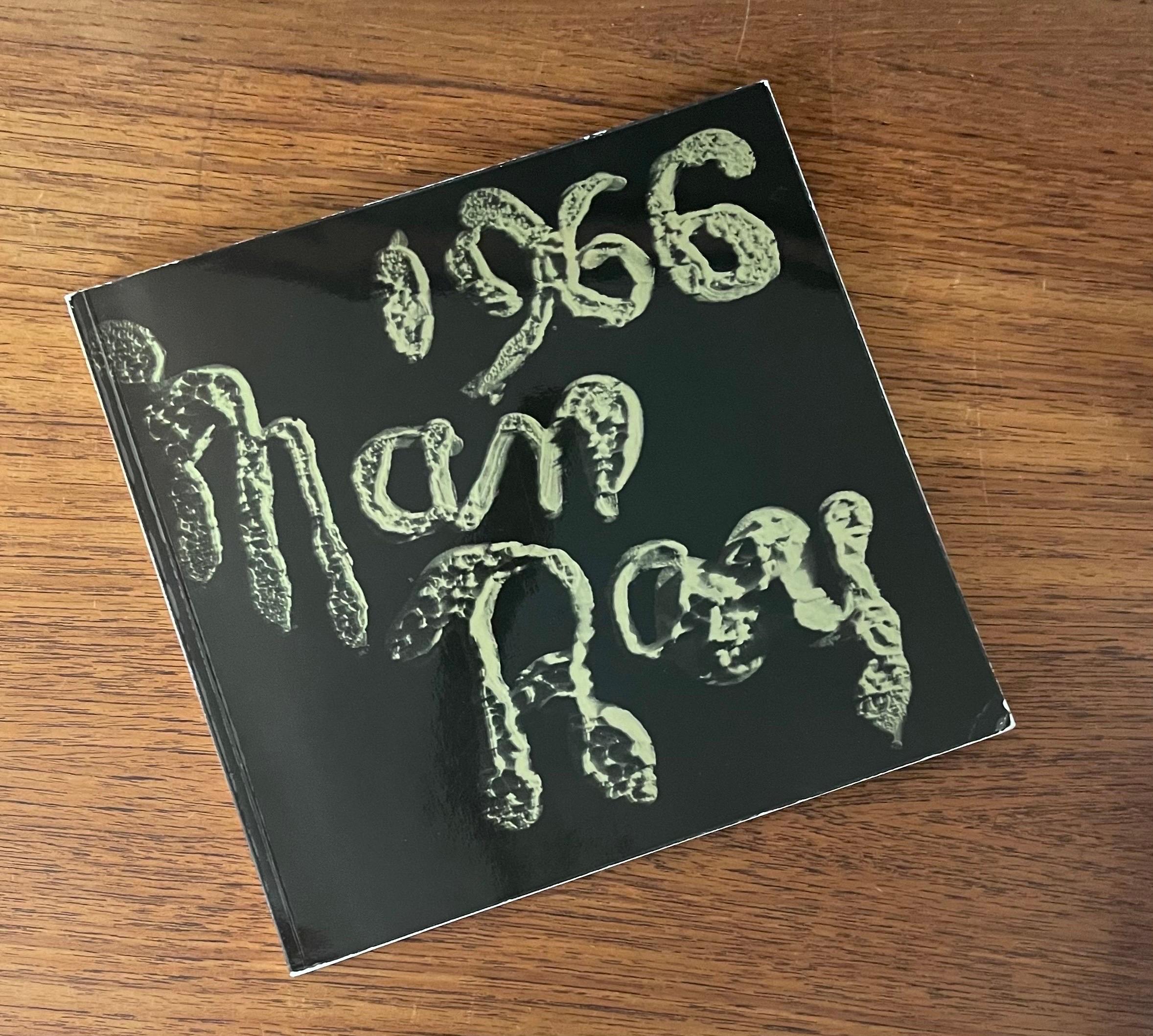 Schönes Programmheft zur Ausstellung von Man Ray 1966 im Los Angeles County Museum of Art. Ray war eine Schlüsselfigur des DADA und des Surrealismus und einer der wenigen Amerikaner, die mit beiden Bewegungen in Verbindung gebracht wurden. Der als