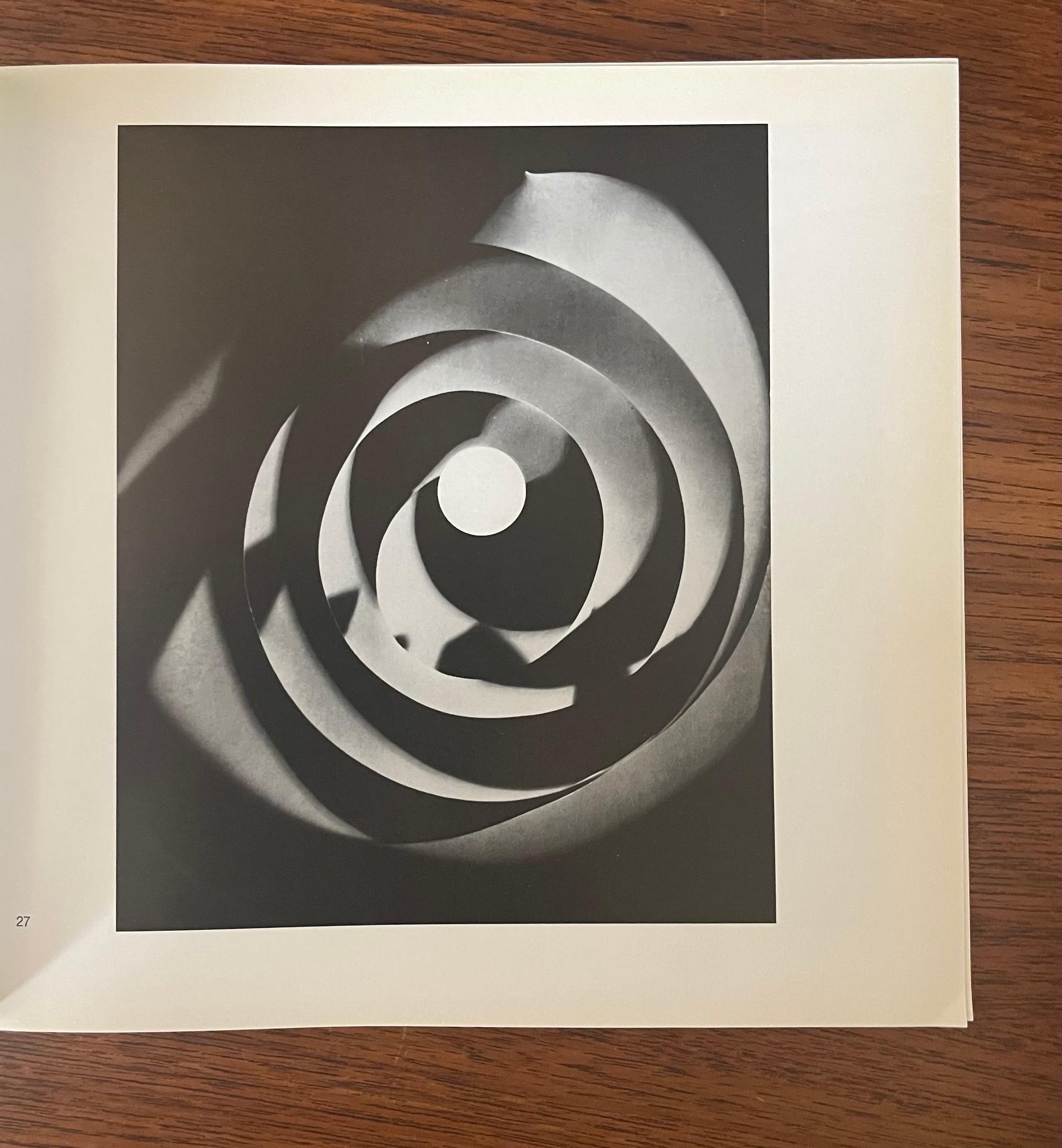Gebundenes Programm, 1966 Man Ray Ausstellung im Los Angeles County Museum of Art (20. Jahrhundert) im Angebot