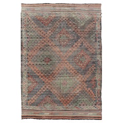 Softfarbener türkischer Vintage-Kelim-Teppich mit mehrschichtigen Diamanten bestickt
