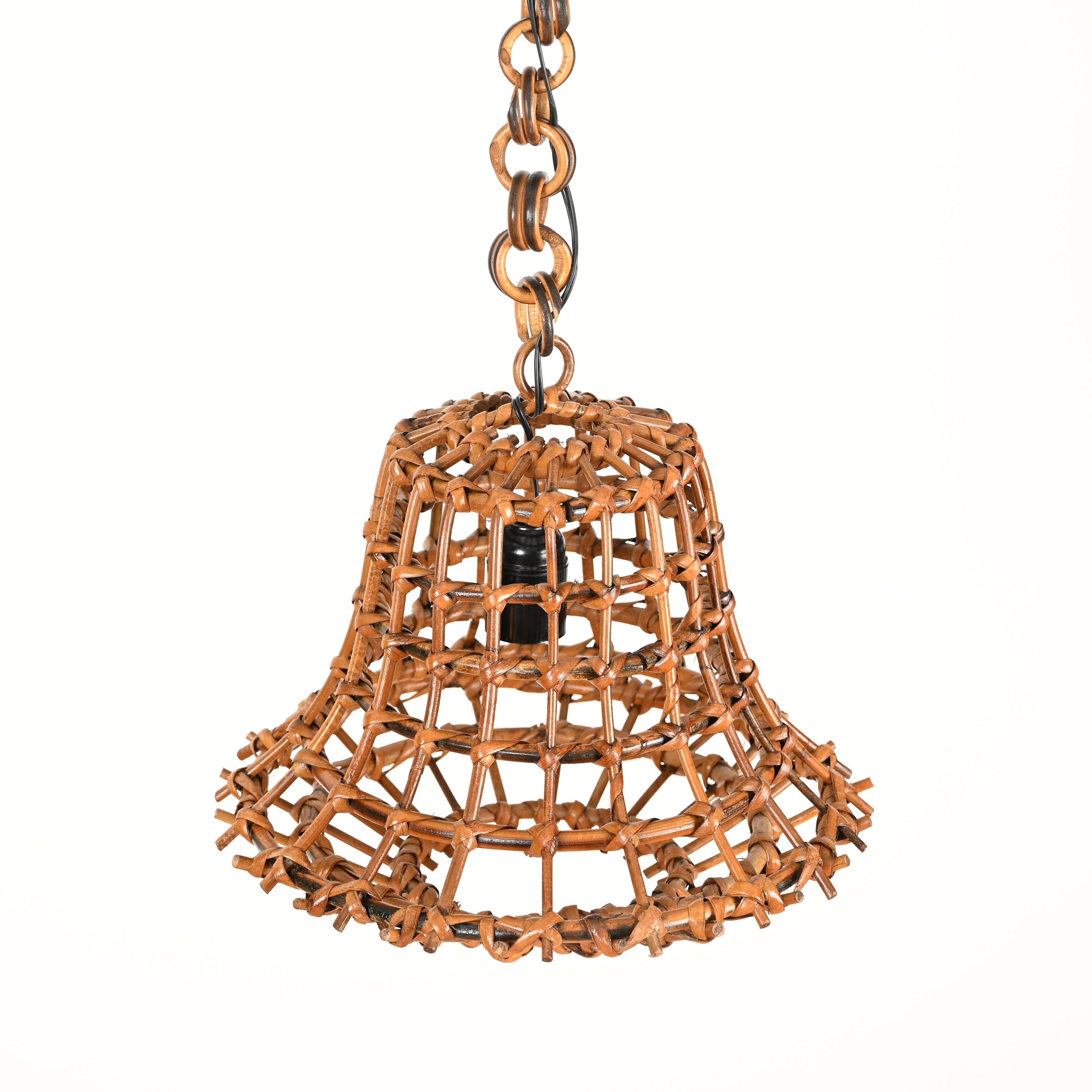 Splendido pendente in stile Costa Azzurra del Mid-Century completamente realizzato in rattan curvato e vimini intrecciato a mano. Questo pezzo incredibilmente affascinante è stato disegnato da Louis Sognot e realizzato a mano in Francia negli anni