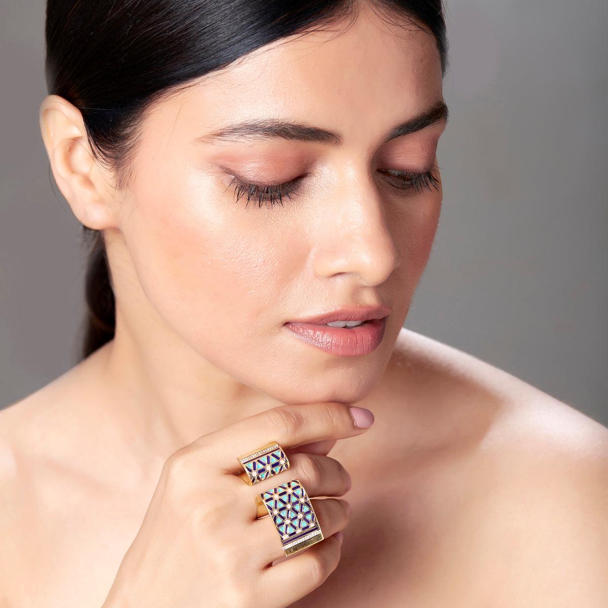 En vente :  SOHNAA Miraas Alaara, bague pliée en forme de livre ouvert, en or 18 carats, diamants et émail 4