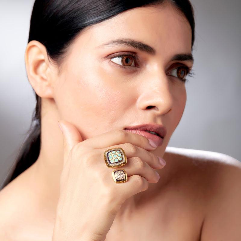 En vente :  SOHNAA Bague double coussin Miraas Omaira en or 18 carats, diamants et émail 3