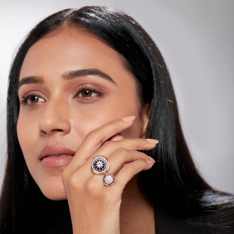 En vente :  SOHNAA Bague double ronde Miraas Omaira en or 18 carats avec diamants et émail Moyen 5