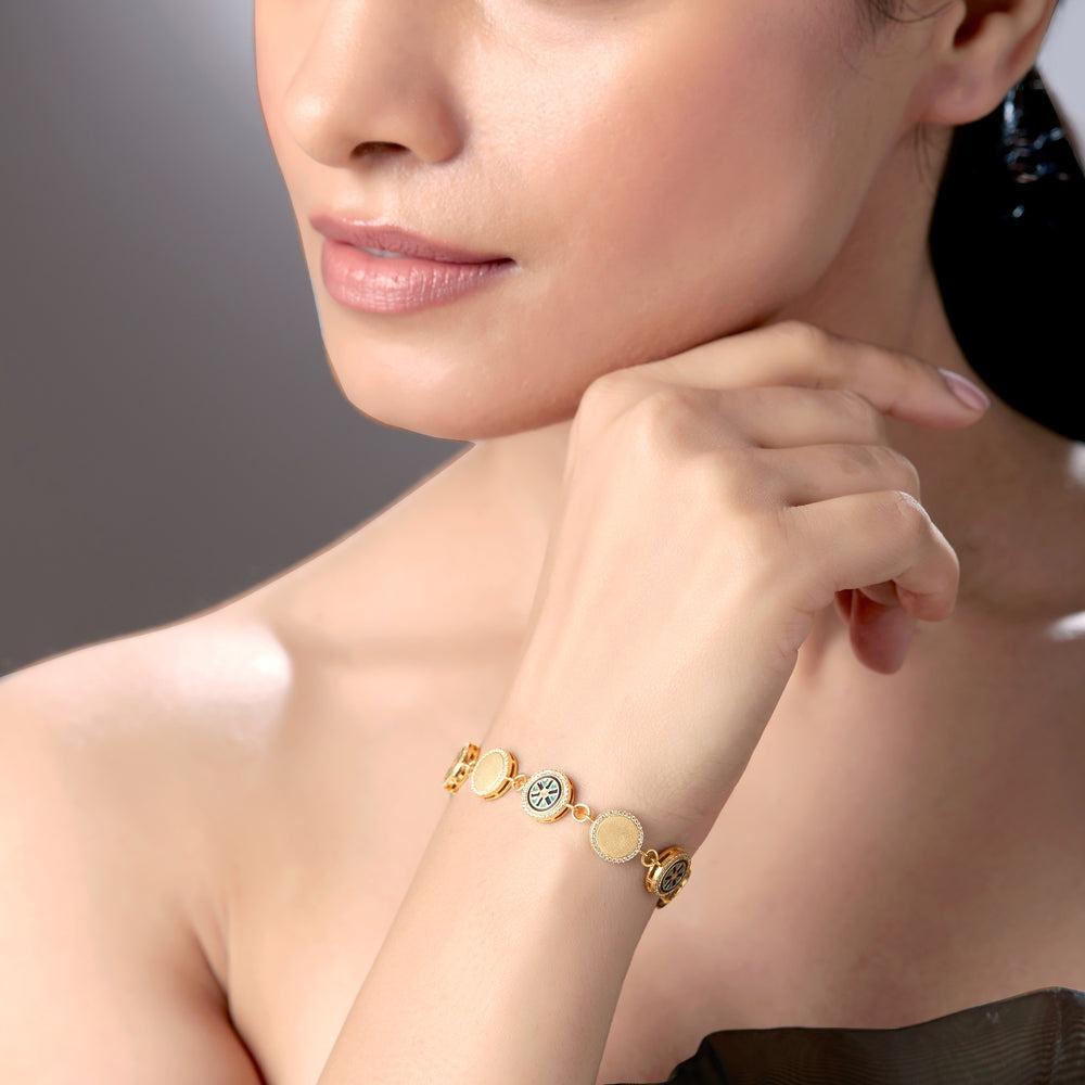 Round Cut SOHNAA 18Kt Gold Diamond Enamel Miraas Omira Loose Bracelet Medium For Sale