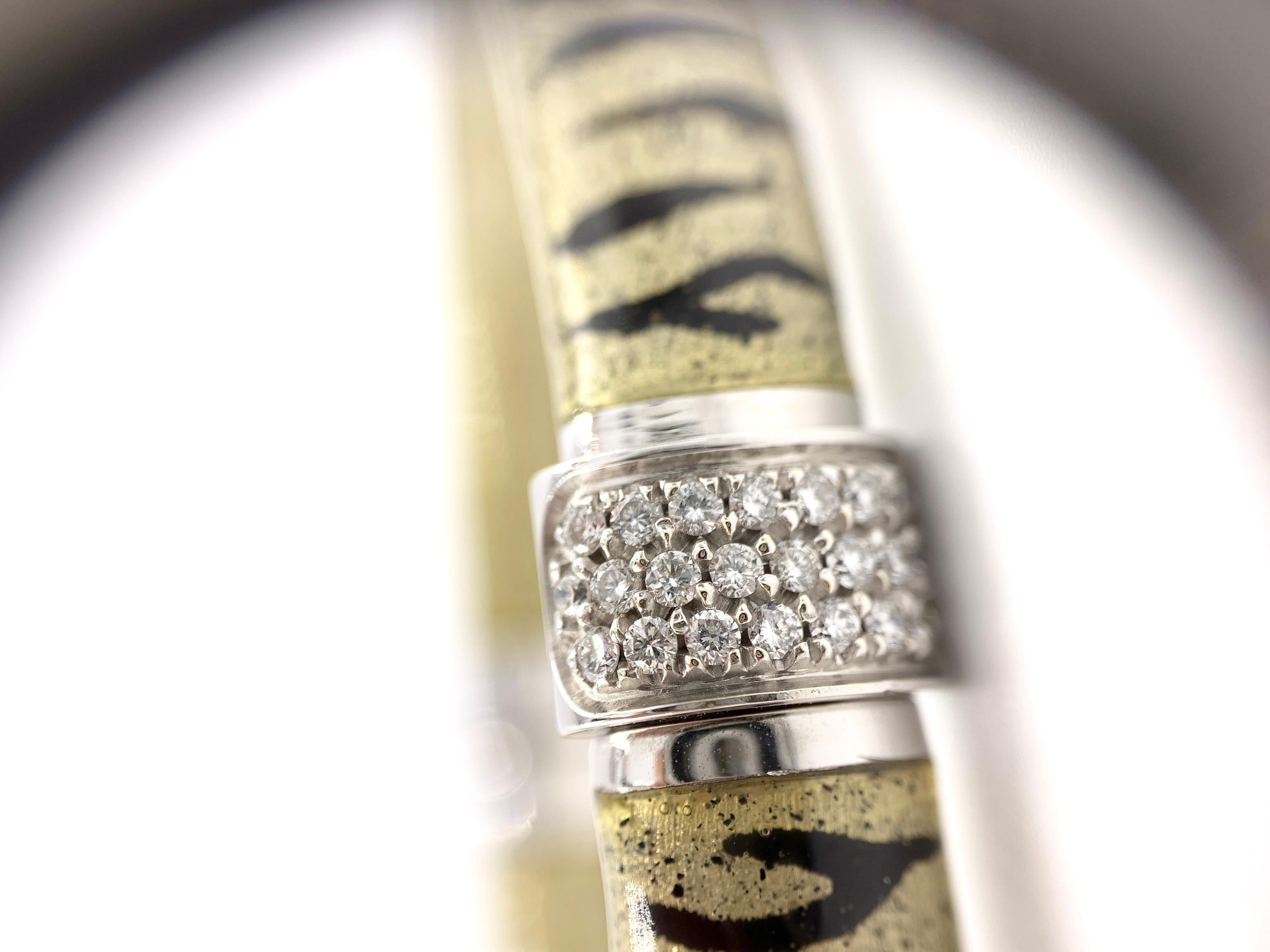 Soho 18 Karat White Gold Diamond and Tiger Print Enamel Bangle Bracelet For Sale 1