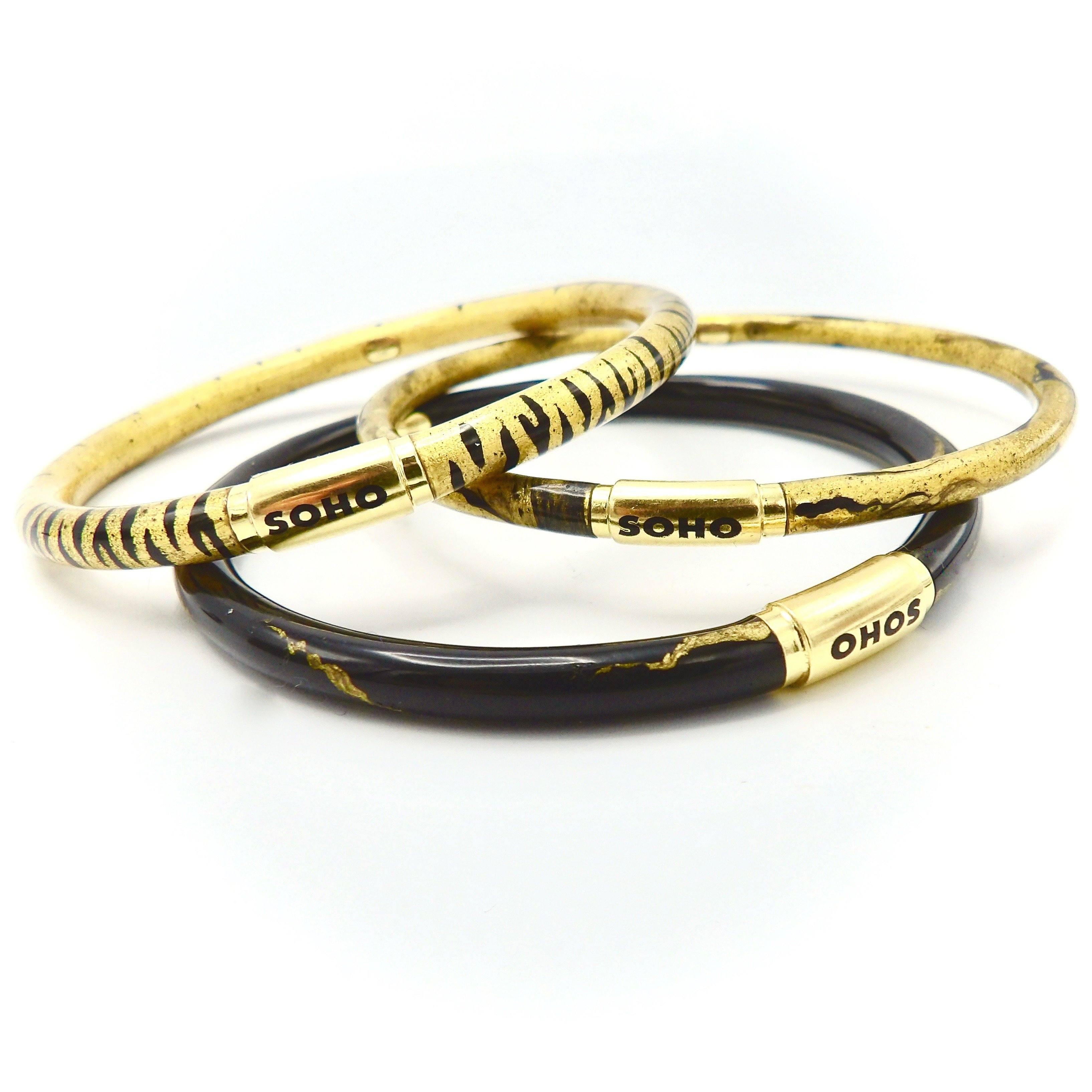 Soho 18K Gold Black Enamel Calligraphic Stripe Bangle Bracelet, circa 2010 For Sale 1