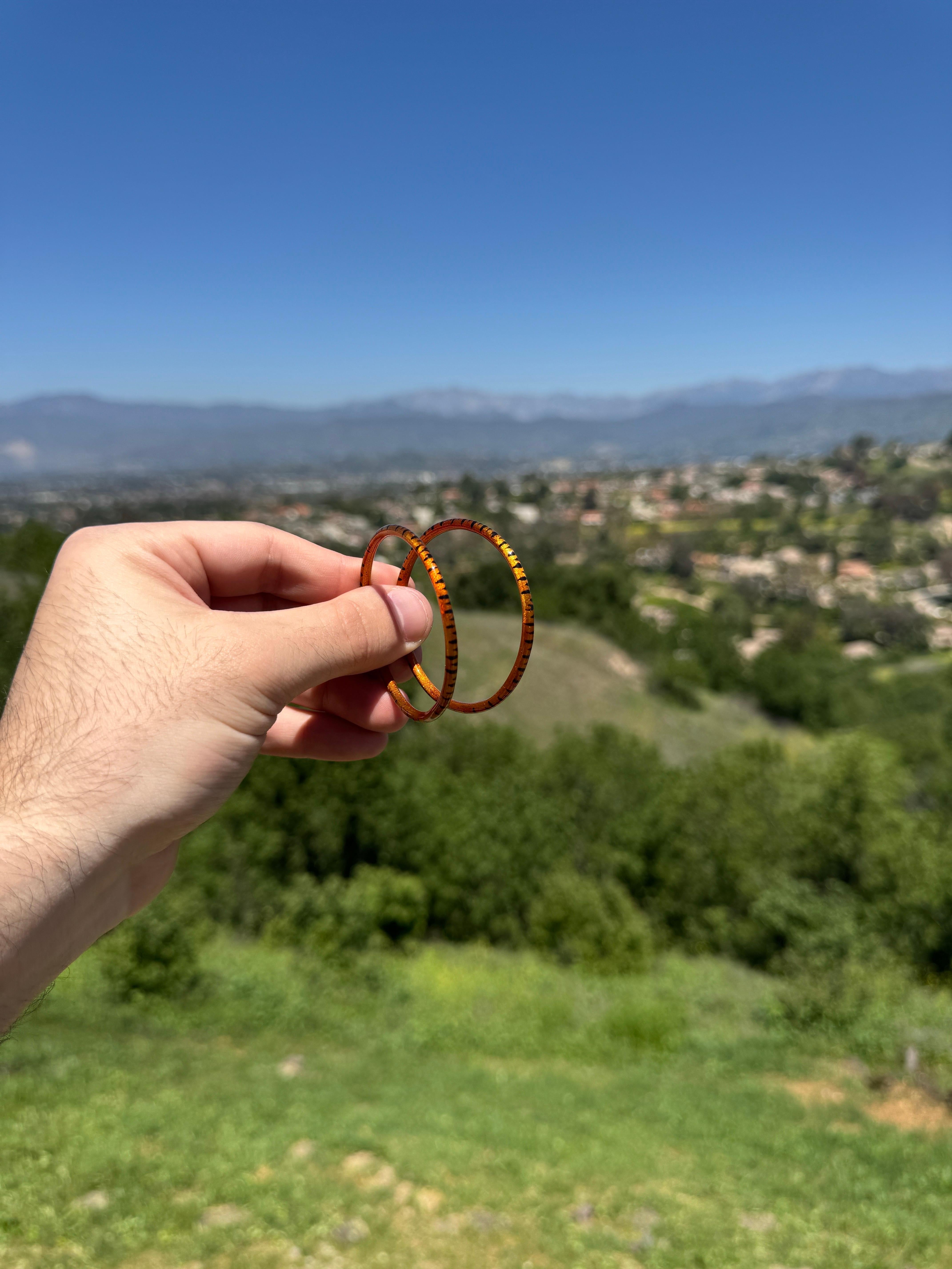 Orecchini a cerchio e bracciali ispirati alla striscia di tigre in oro 18k e smalto di SOHO in vendita 8