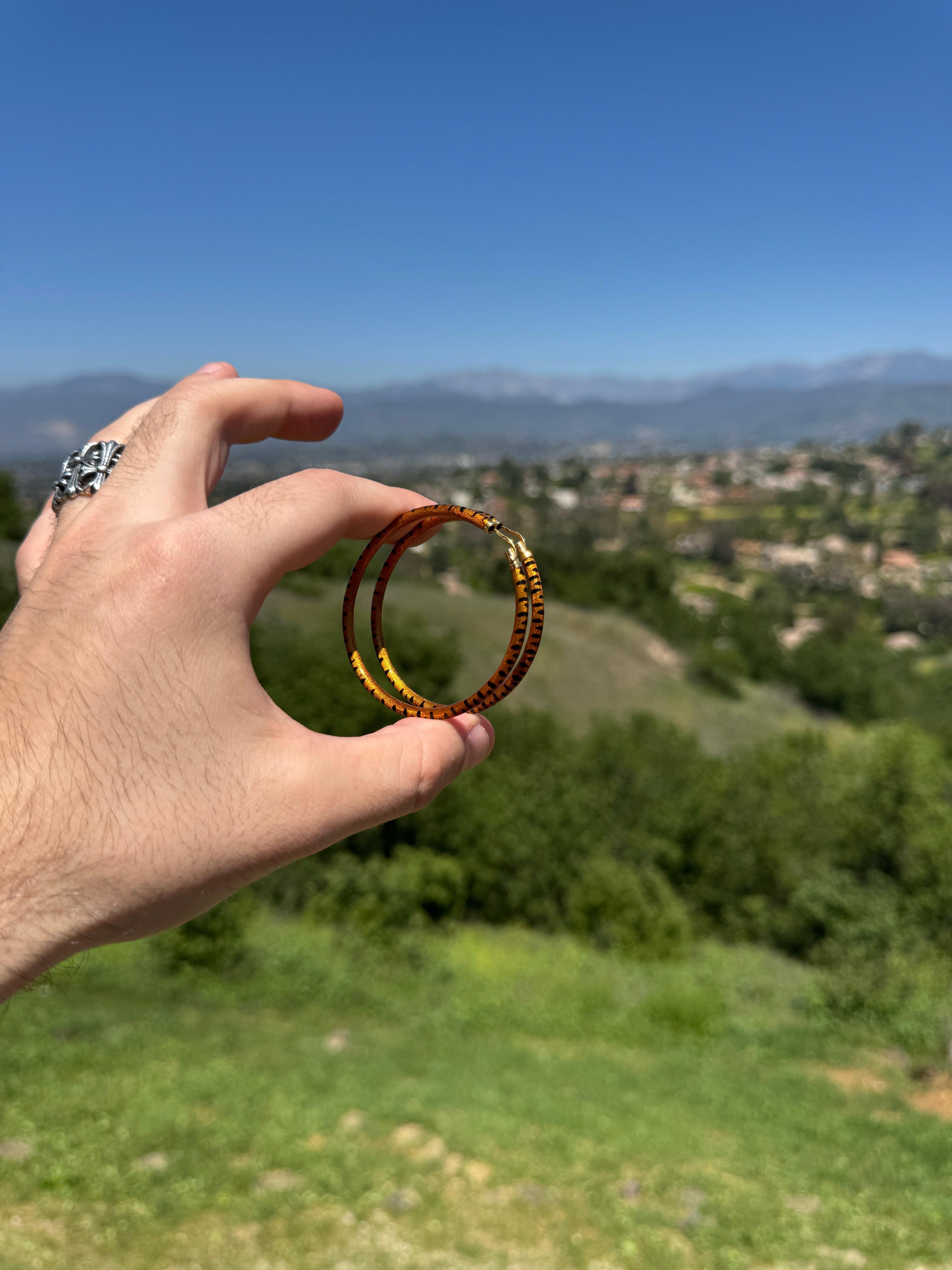 Orecchini a cerchio e bracciali ispirati alla striscia di tigre in oro 18k e smalto di SOHO in vendita 9