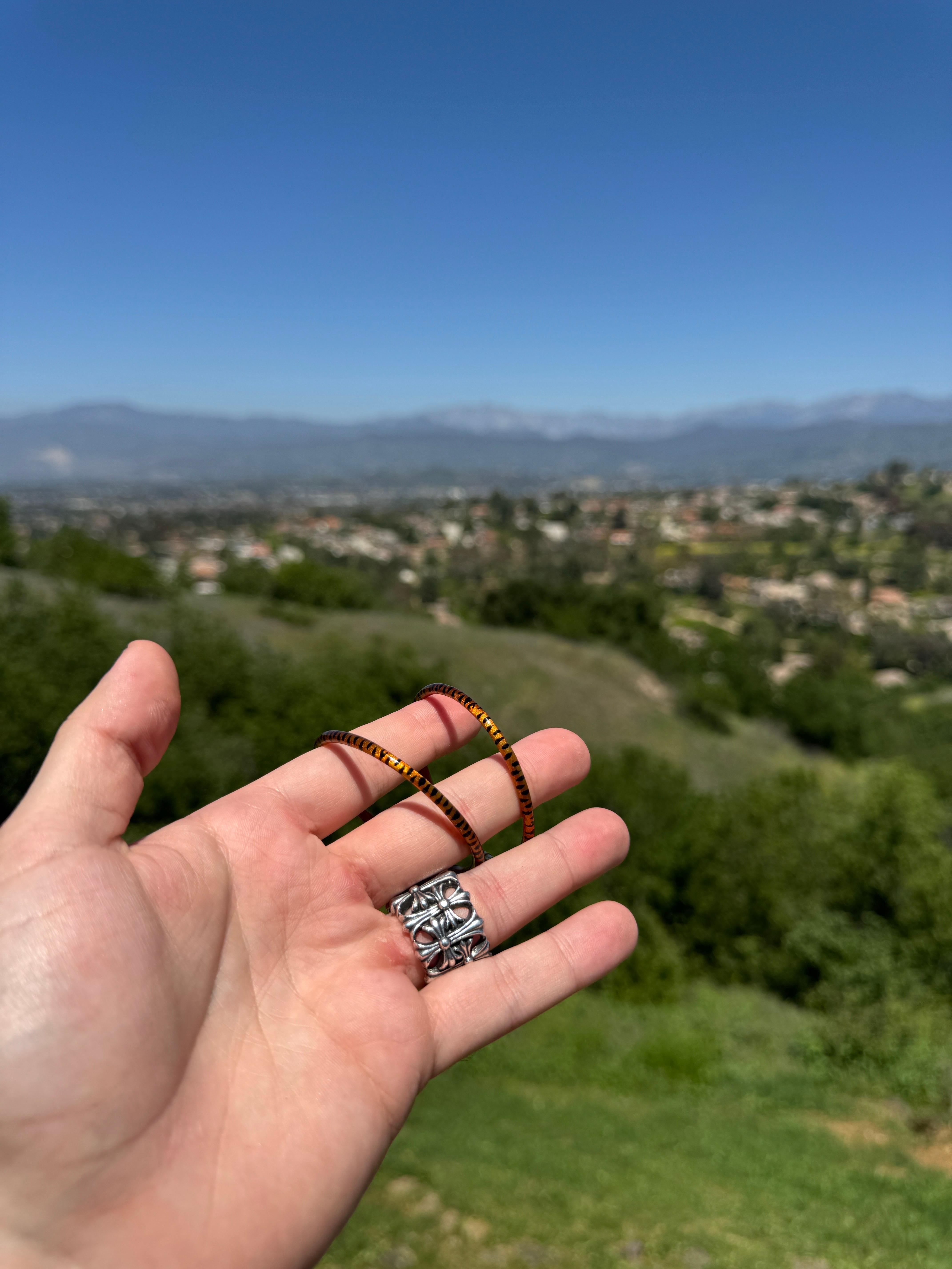 Orecchini a cerchio e bracciali ispirati alla striscia di tigre in oro 18k e smalto di SOHO in vendita 10