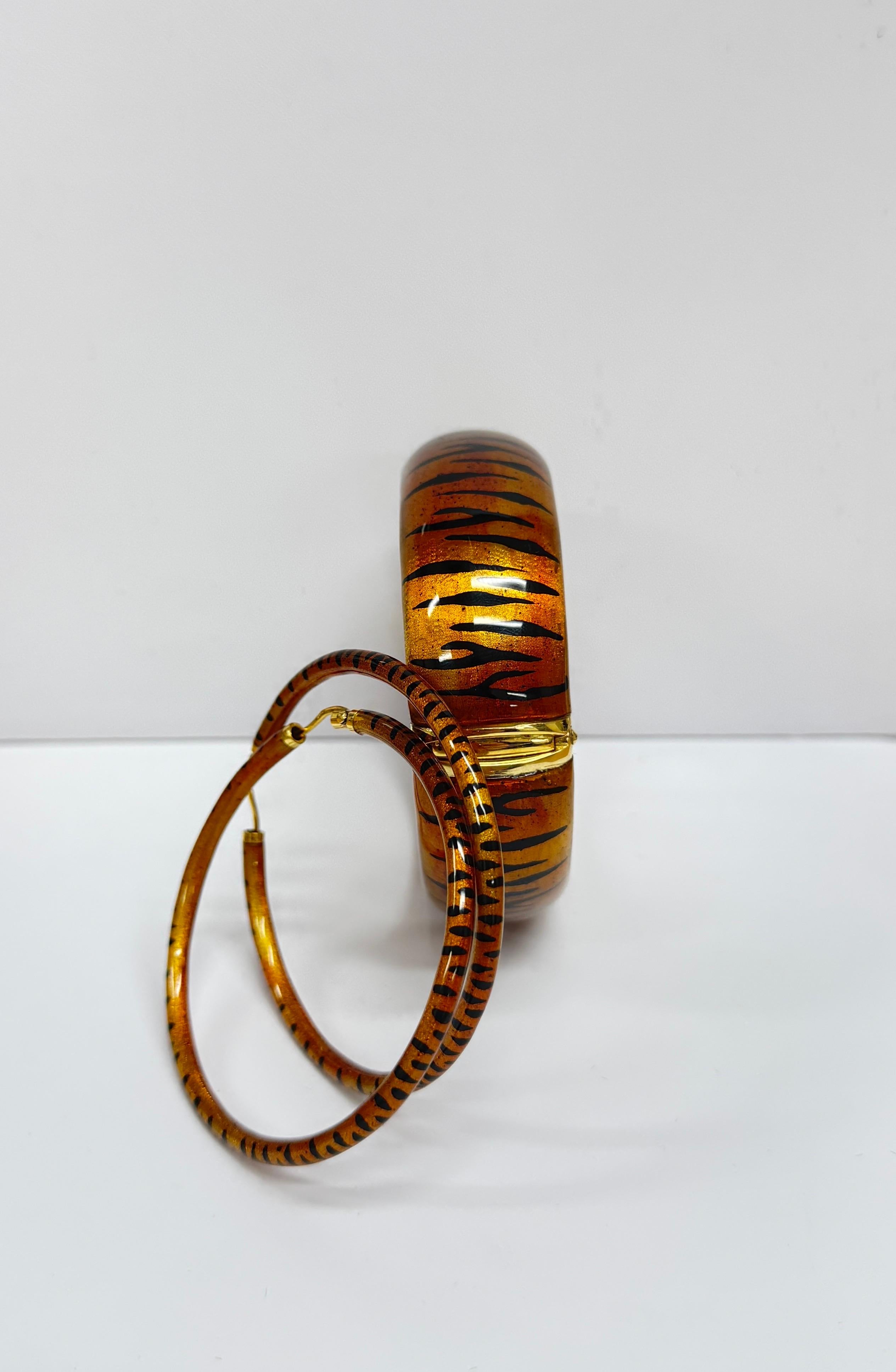 Orecchini a cerchio e bracciali ispirati alla striscia di tigre in oro 18k e smalto di SOHO In condizioni ottime in vendita a Los Angeles, CA