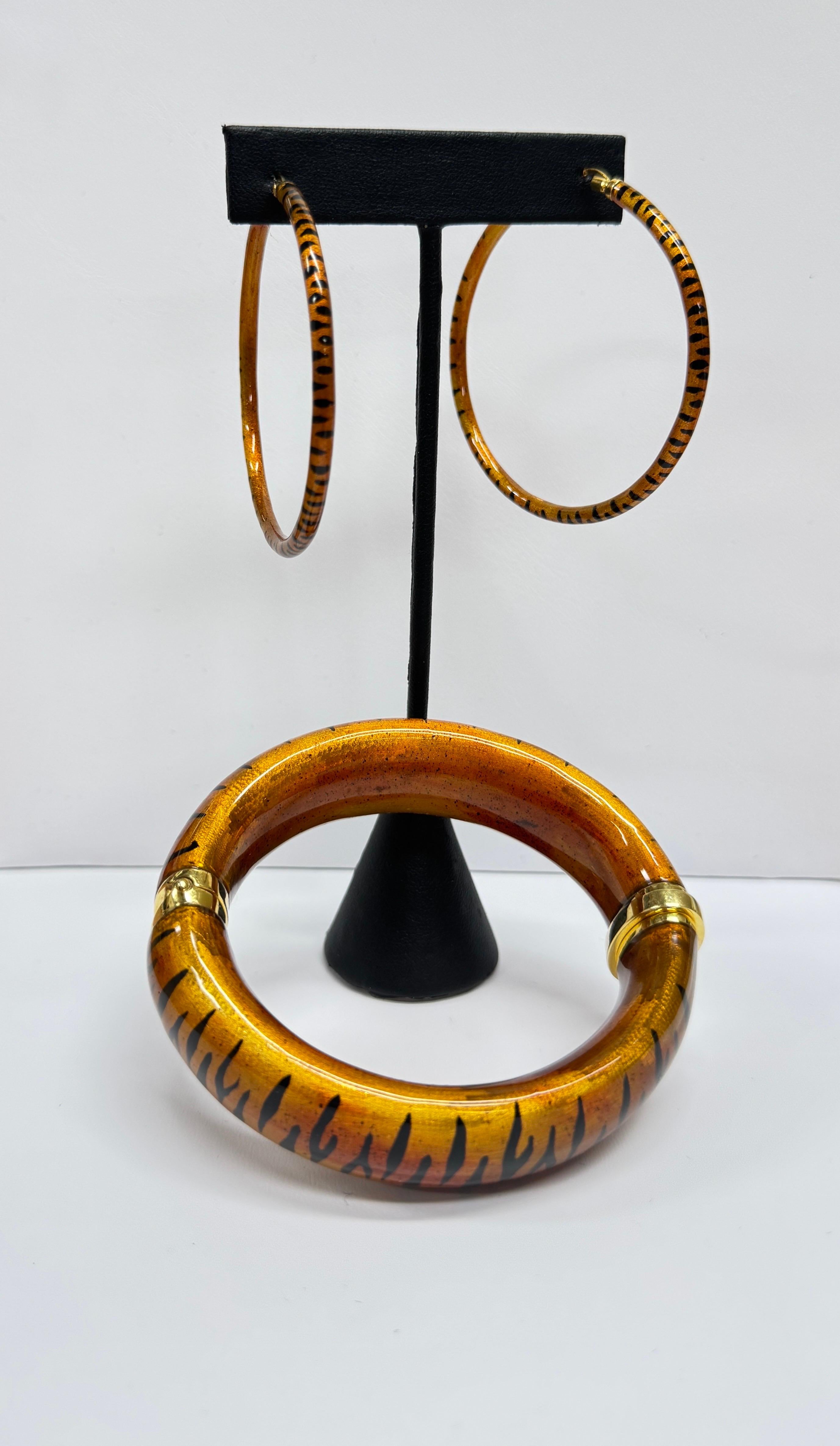 Donna Orecchini a cerchio e bracciali ispirati alla striscia di tigre in oro 18k e smalto di SOHO in vendita