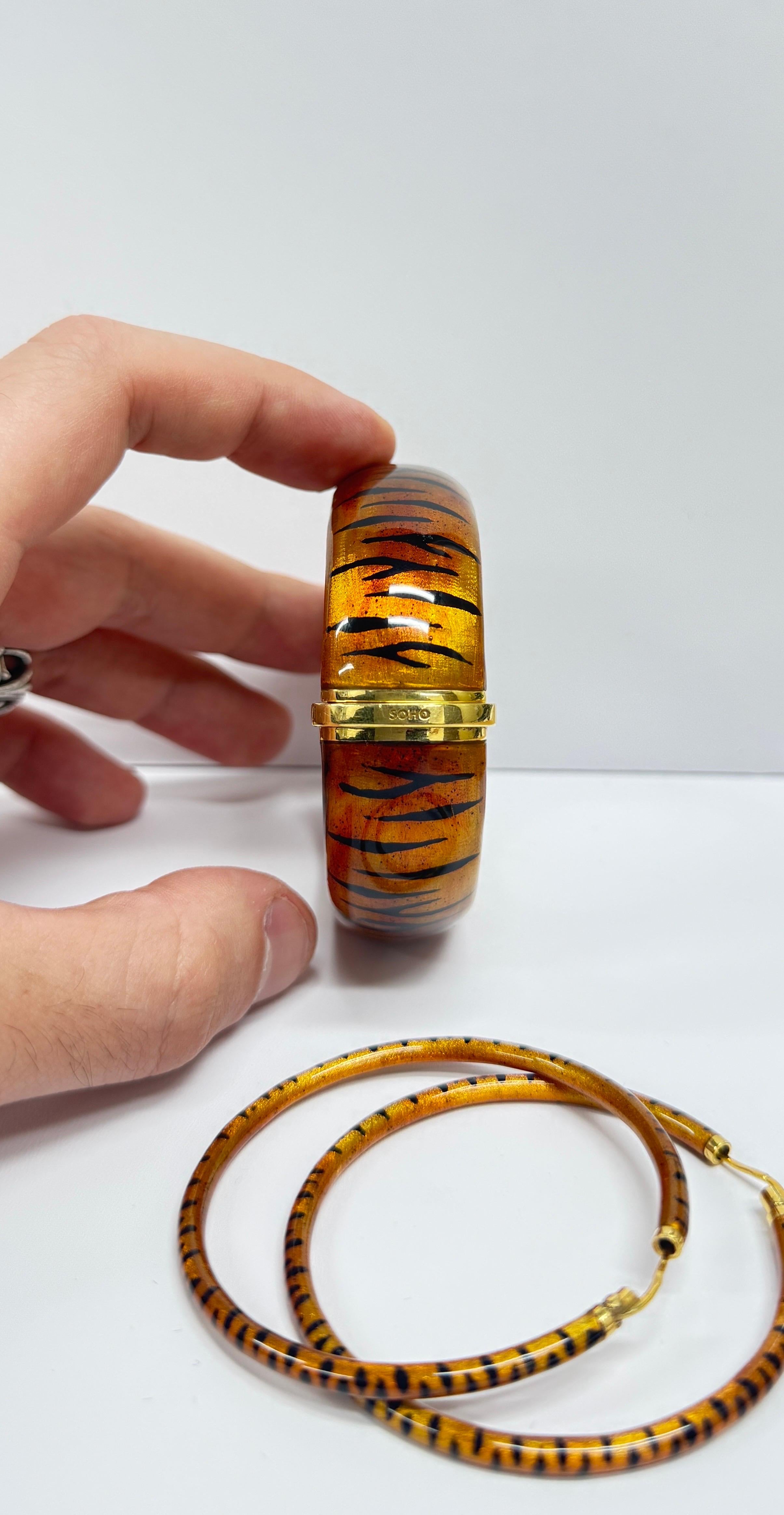 Orecchini a cerchio e bracciali ispirati alla striscia di tigre in oro 18k e smalto di SOHO in vendita 1