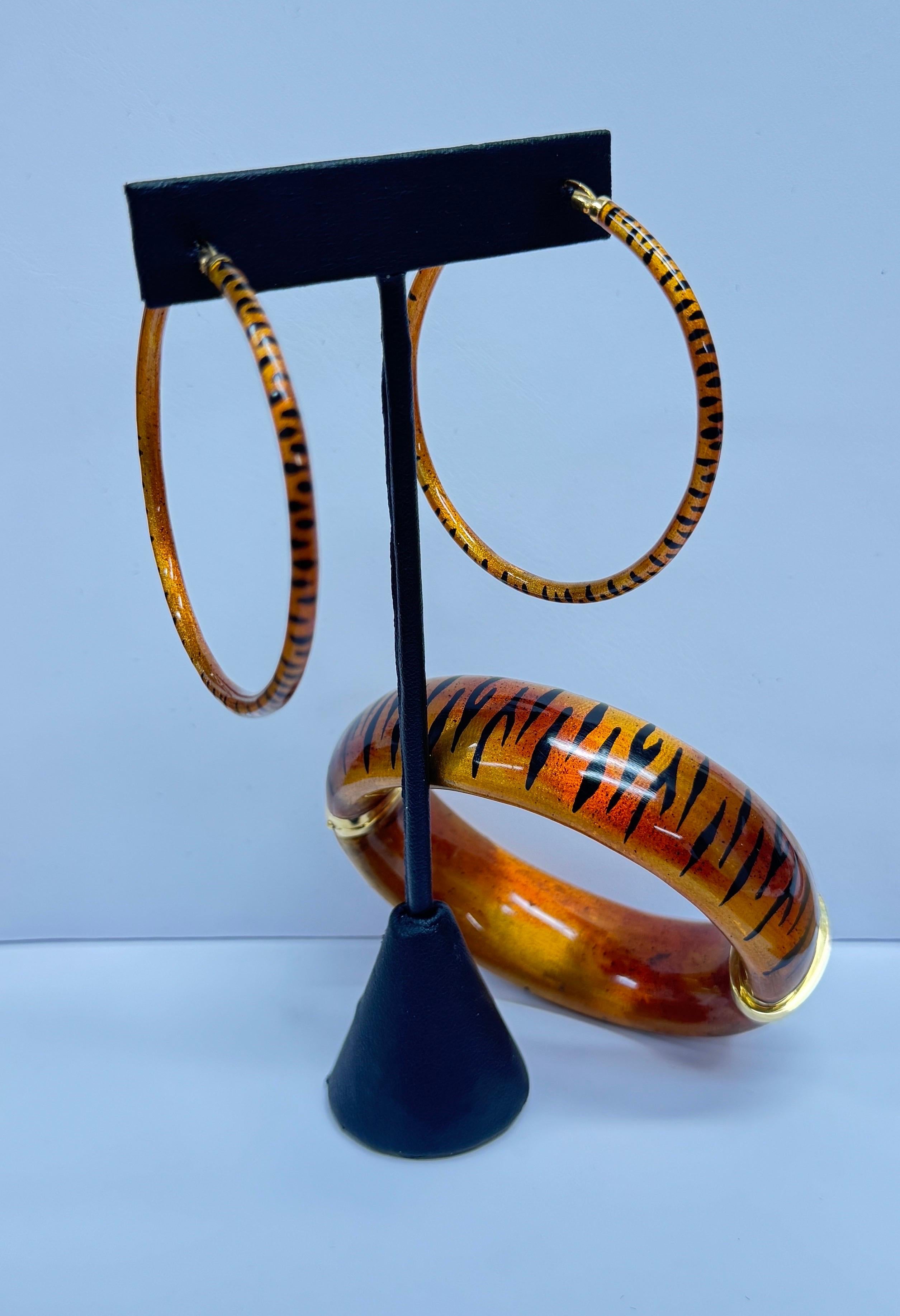 Orecchini a cerchio e bracciali ispirati alla striscia di tigre in oro 18k e smalto di SOHO in vendita 2