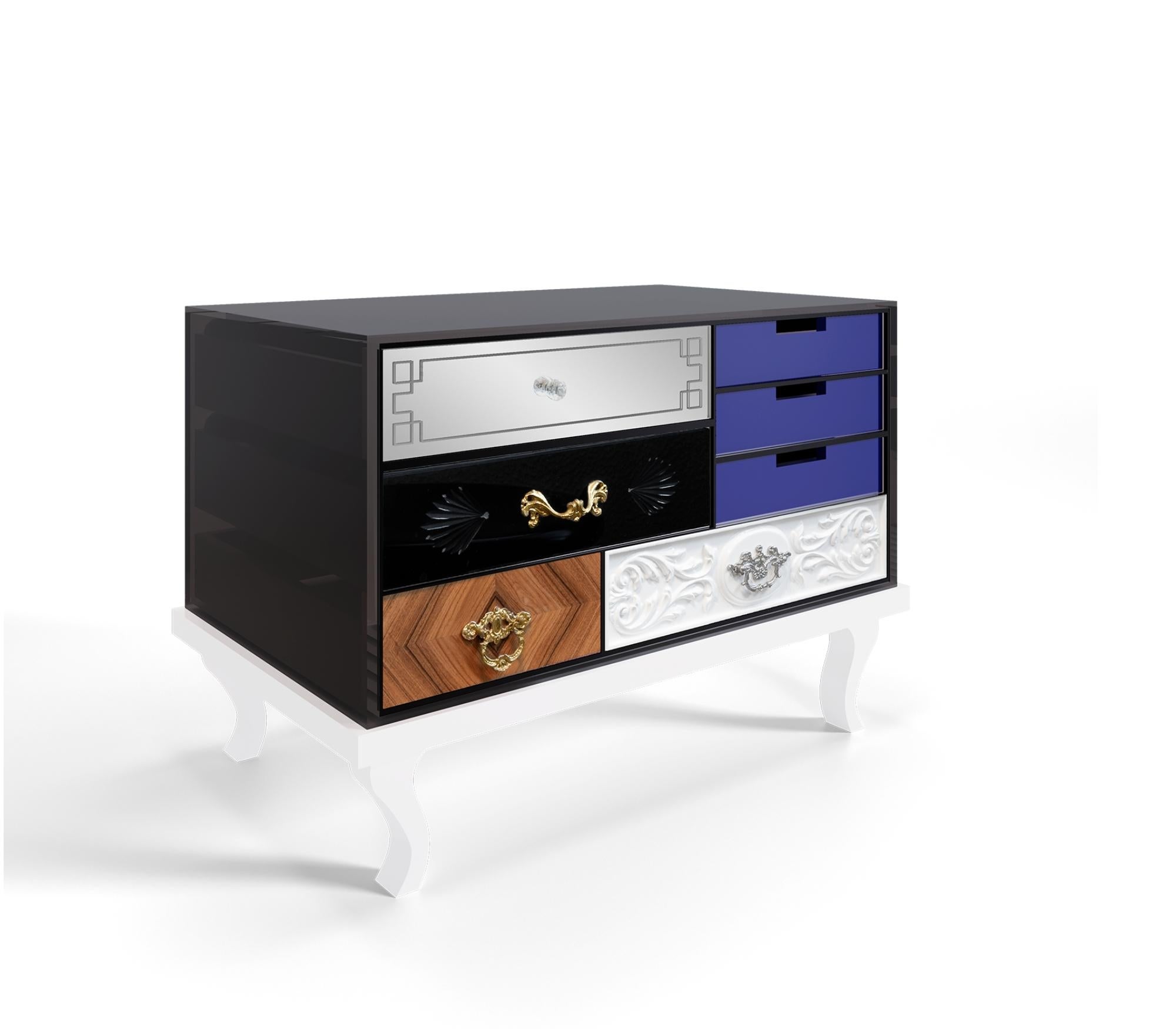 Soho Bedside Table ist eine weitere Ergänzung der Soho Collection'S. Sie besteht aus einer Kollektion von Holzschubladen, die mit Spiegeln und schwarzem Glas mit geätzten Details, Blattgold, rautenförmigem Palisanderfurnier, blauem oder rosa