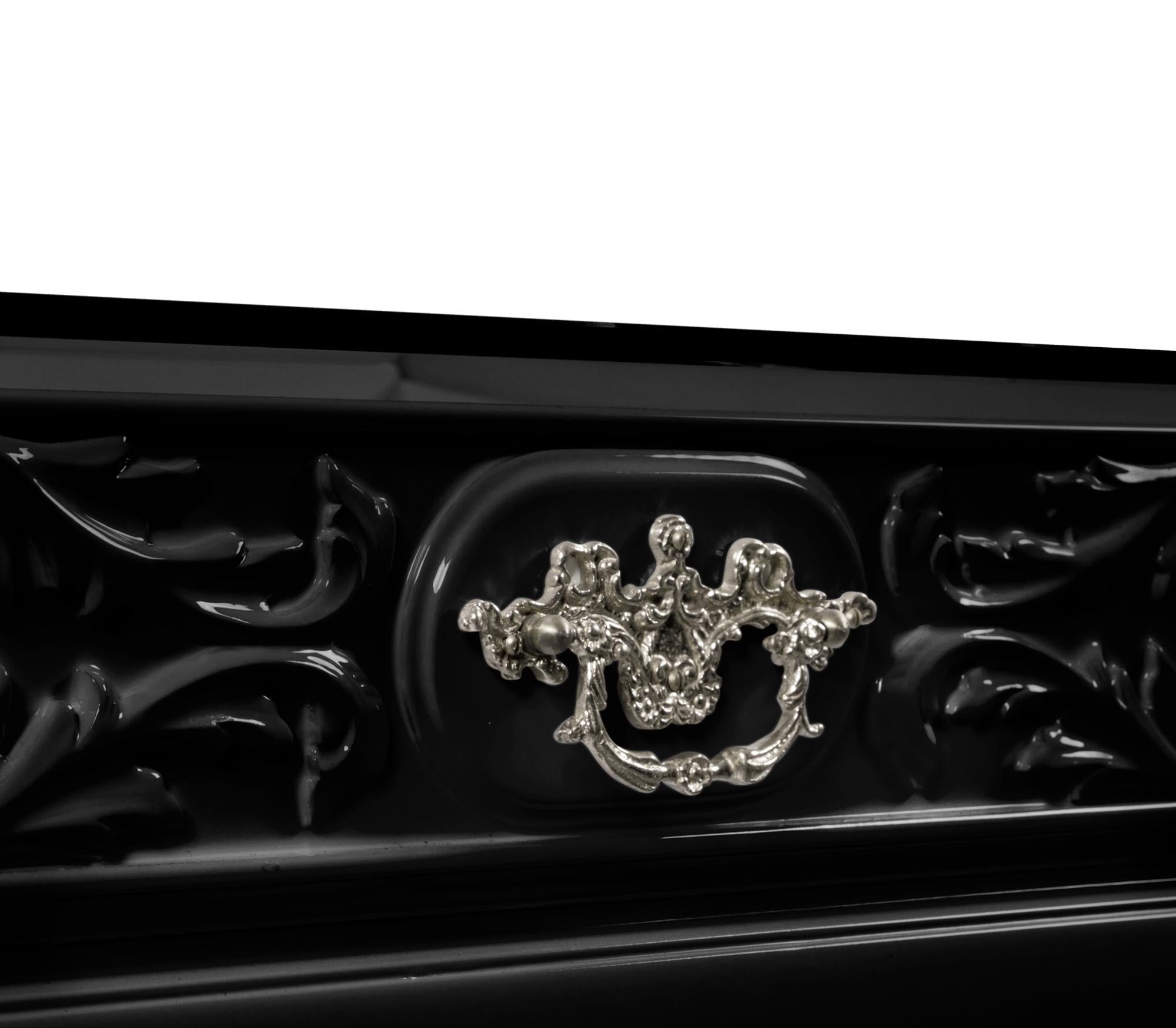 Soho est une console moderne créée en hommage au buffet Soho. Cette pièce design présente une collection de tiroirs en bois avec miroir et verre noir.