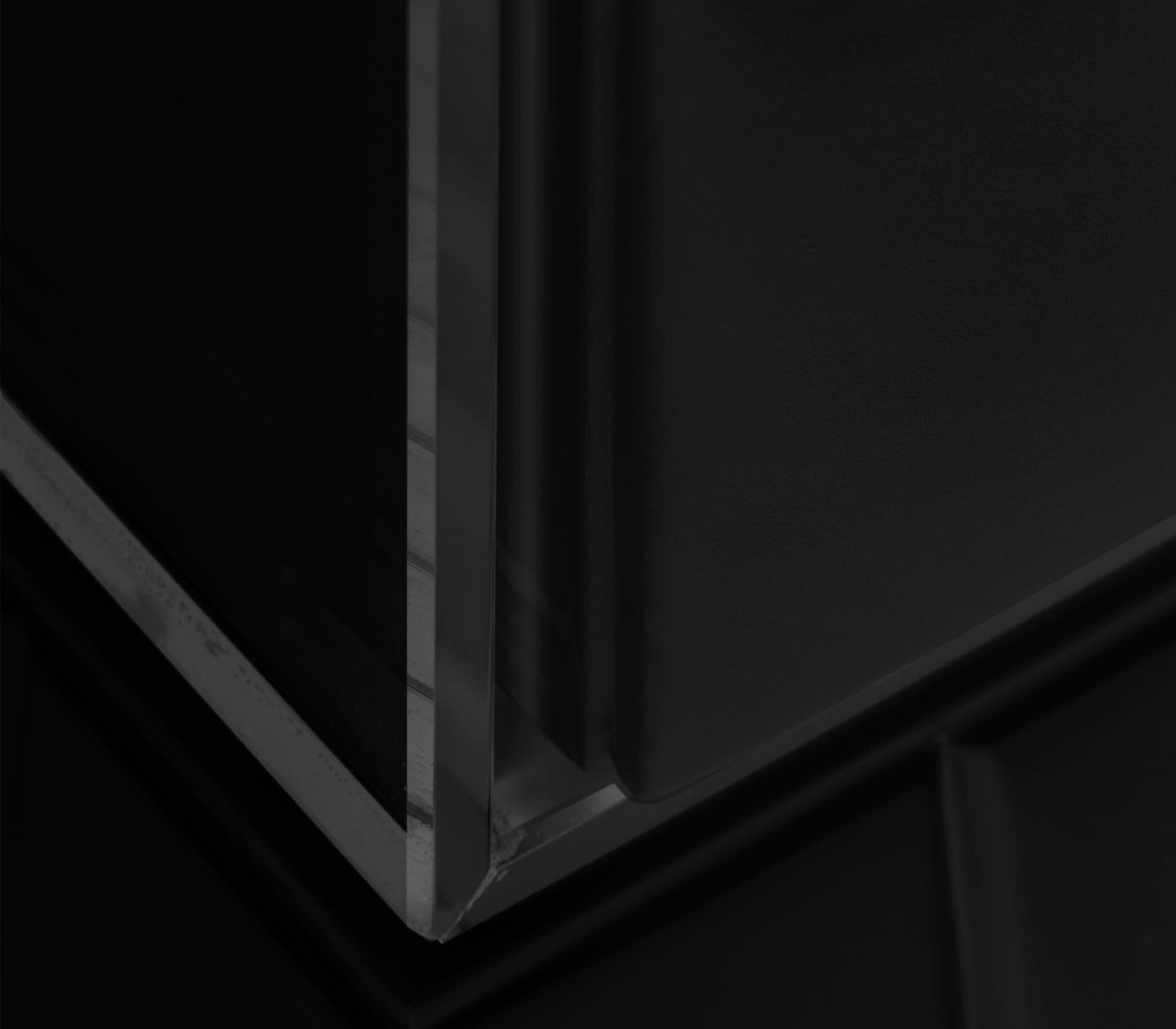 Portugais Console Soho noire, bois artisanal, laiton à feuilles d'or et verre - Boca do Lobo en vente