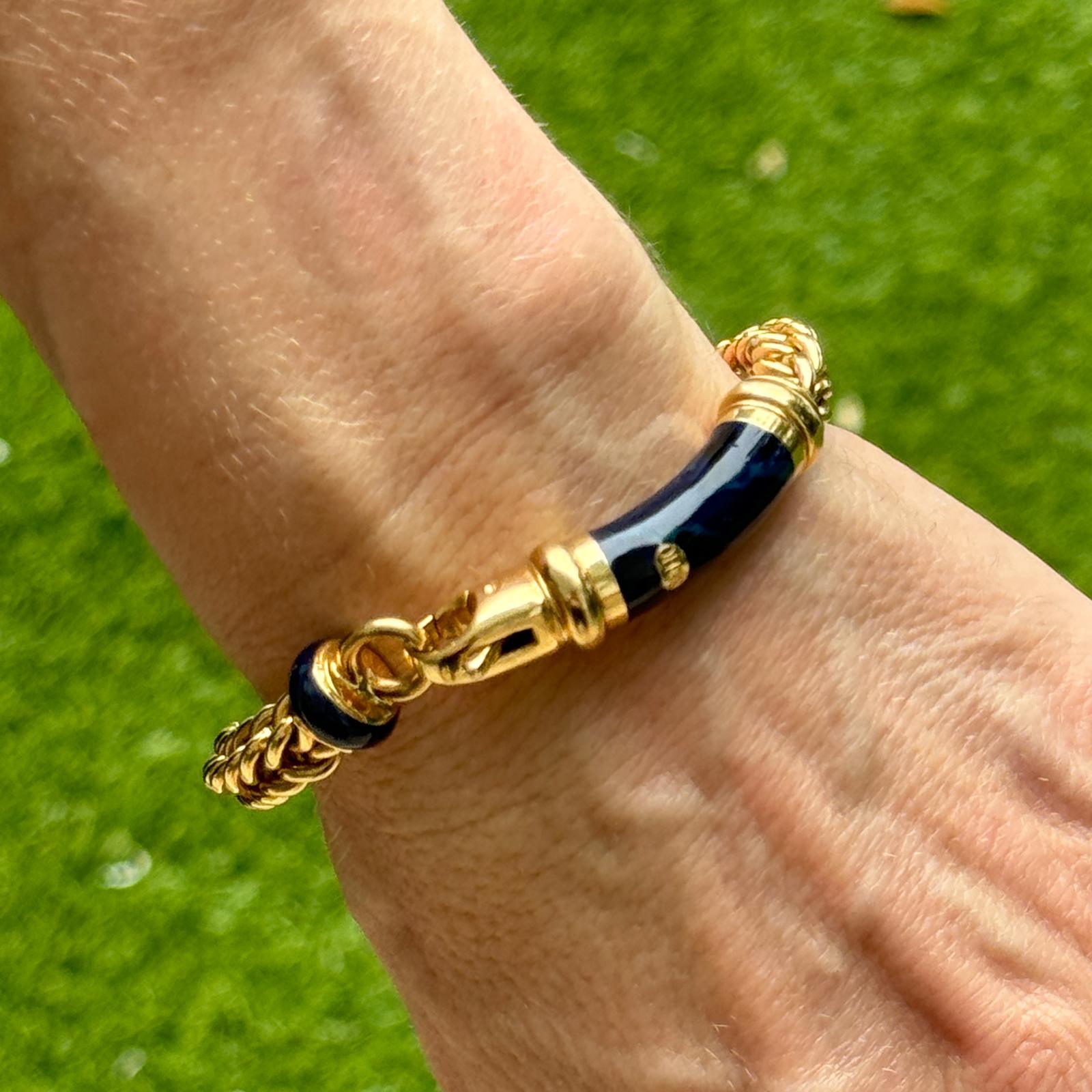 Dieses SOHO Blue Enamel Italian Flexible Link Bracelet ist ein raffiniertes Stück, das aus 18 Karat Gelbgold gefertigt ist. Mit einer Länge von 7,5 Zoll bietet das Armband mit seinen blauen Emaille-Akzenten neben den flexiblen Goldgliedern Komfort