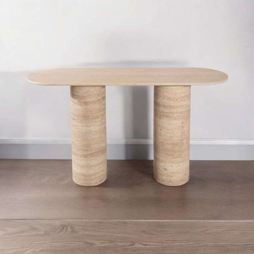 Tavolo consolle con gambe a doppio cilindro in travertino, SOHO, misura 48 pollici di larghezza, 12 pollici di profondità e 34 pollici di altezza. Realizzata con una squisita pietra di travertino naturale, questa consolle emana un'eleganza e una