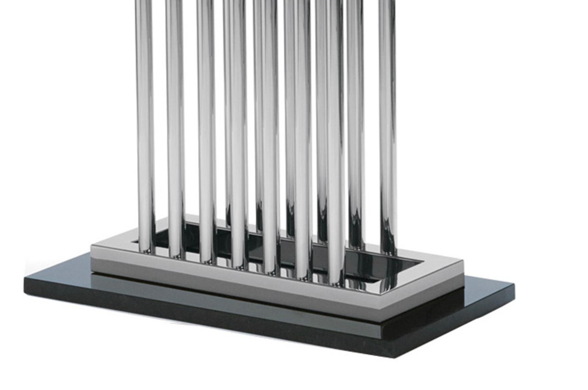 TABLE DE CONSOLE SOHO
Acier inoxydable poli avec socle et plateau en granit noir
200 x 45 x H85 cm.