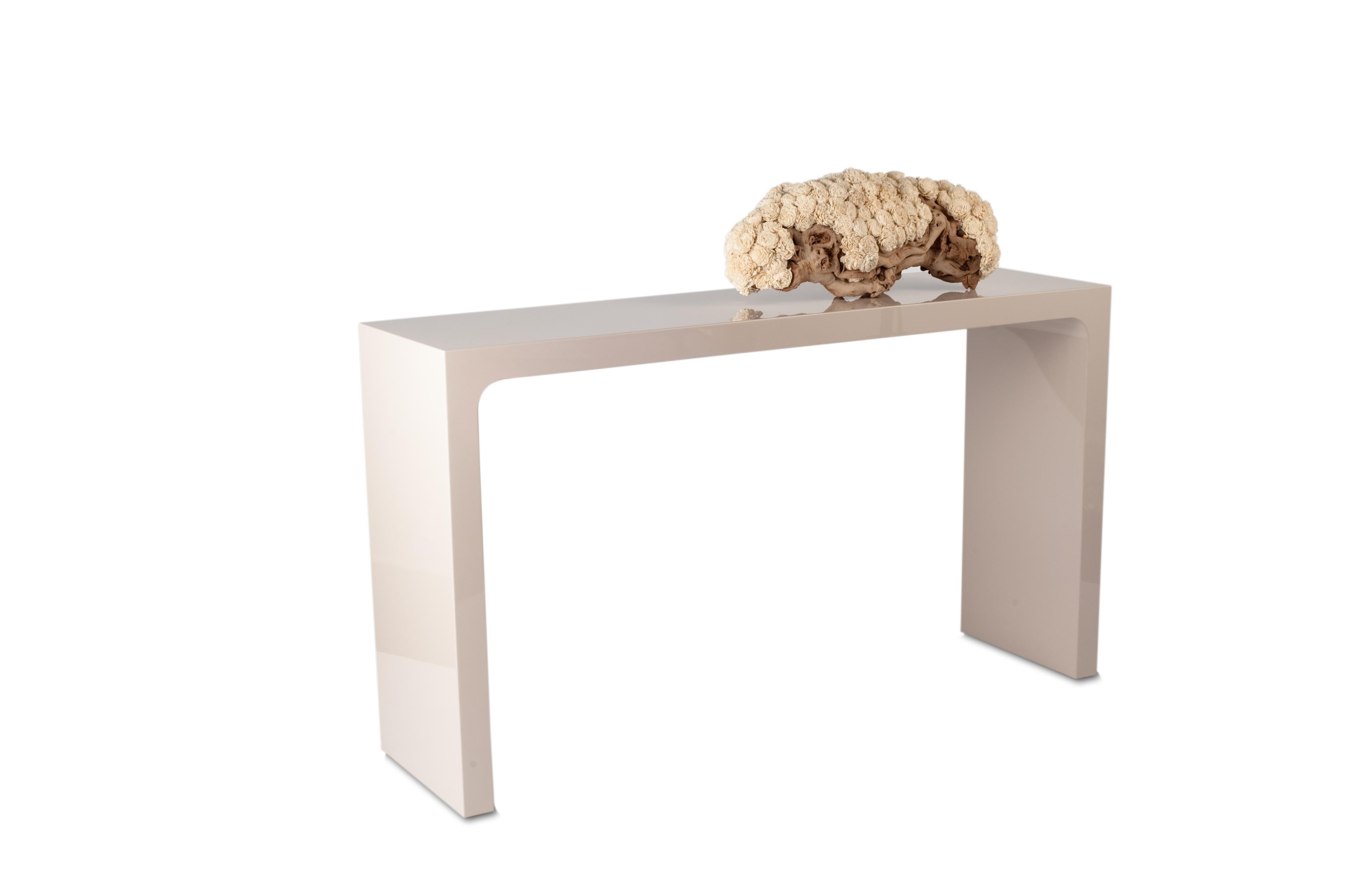 Soho Console White lacquered  In New Condition For Sale In Ridgewood, NY